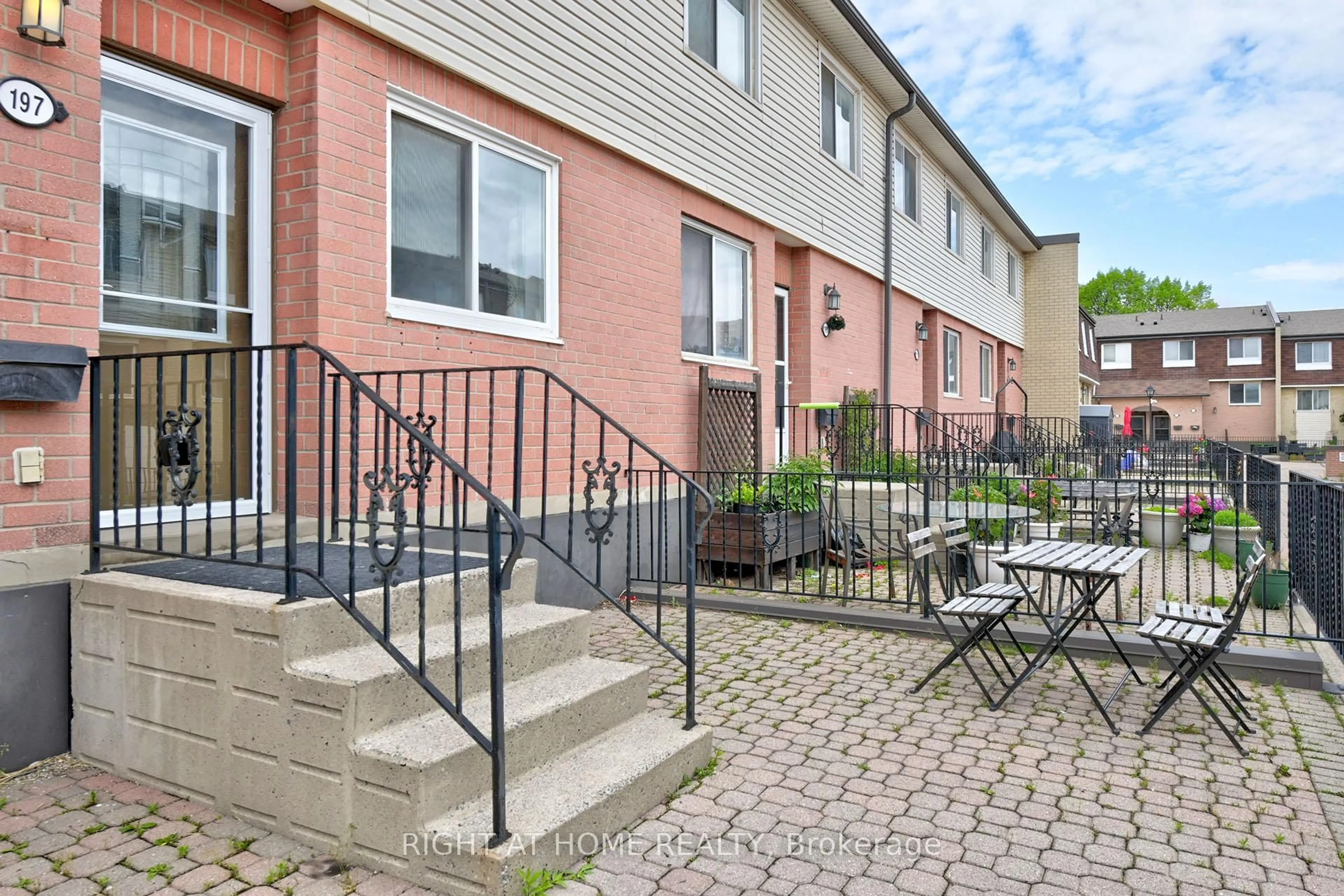 Patio, street for 2170 Bromsgrove Rd #197, Mississauga Ontario L5J 4J2