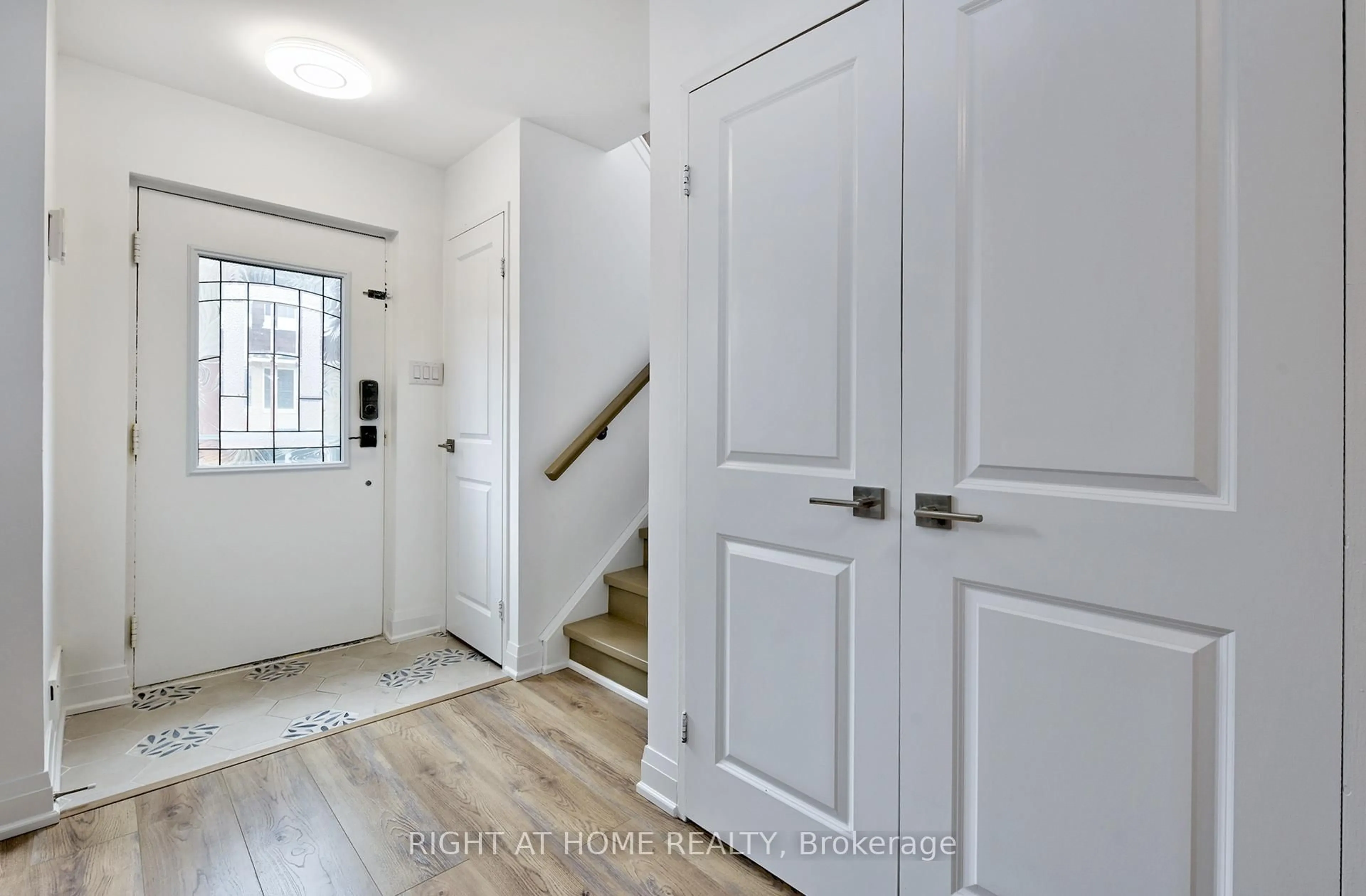 Indoor entryway for 2170 Bromsgrove Rd #197, Mississauga Ontario L5J 4J2