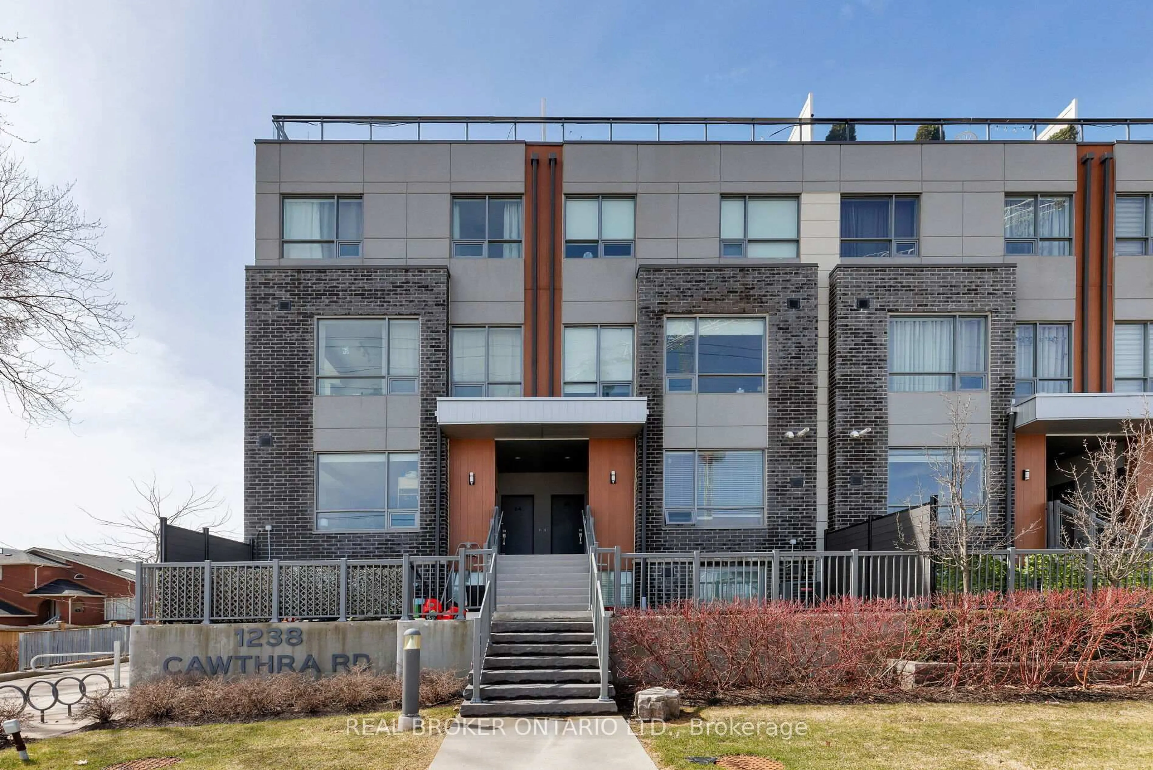 Home with brick exterior material, building for 1238 Cawthra Rd #20, Mississauga Ontario L5G 0B6