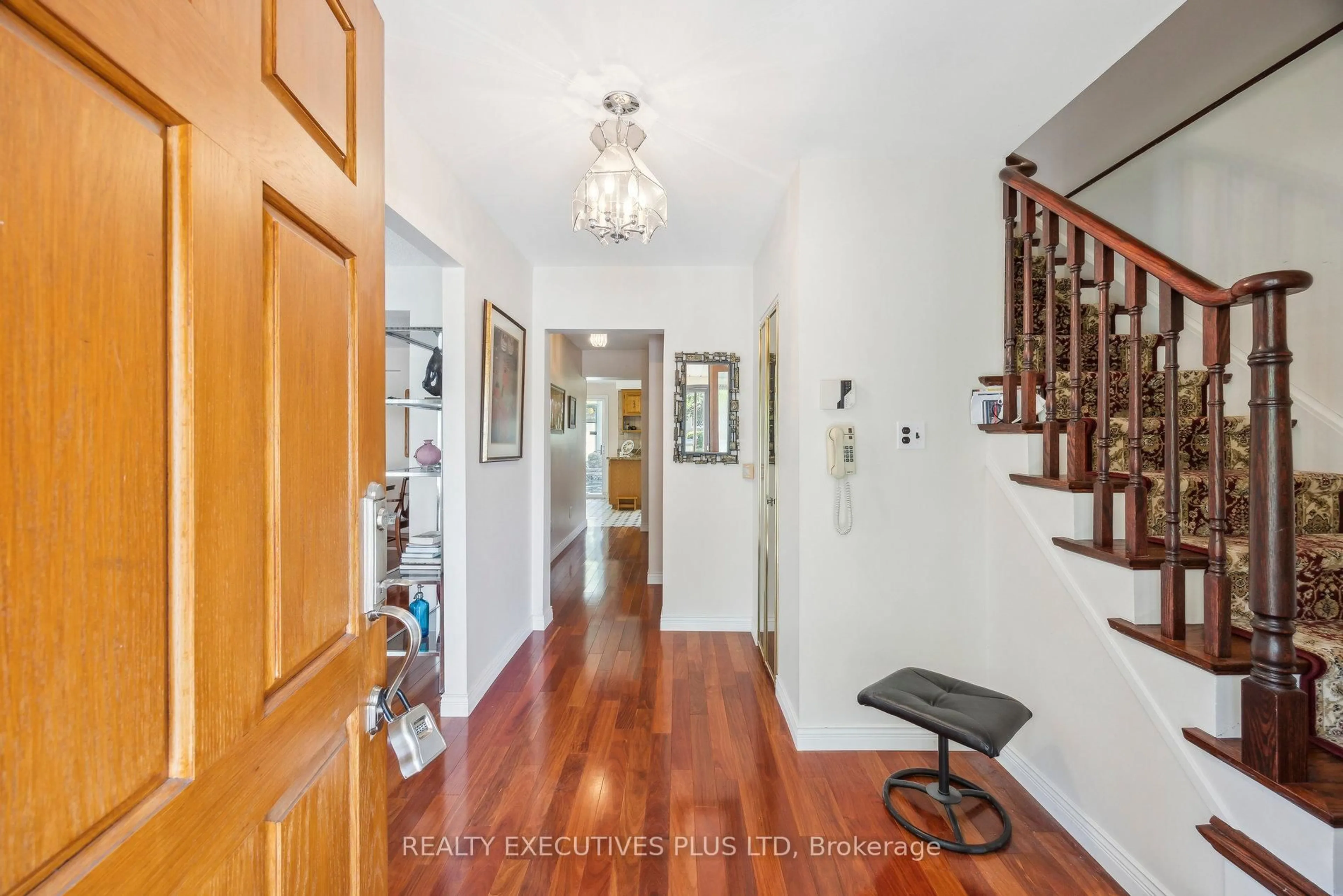 Indoor entryway for 10 Pergola Rd, Toronto Ontario M9W 5K5