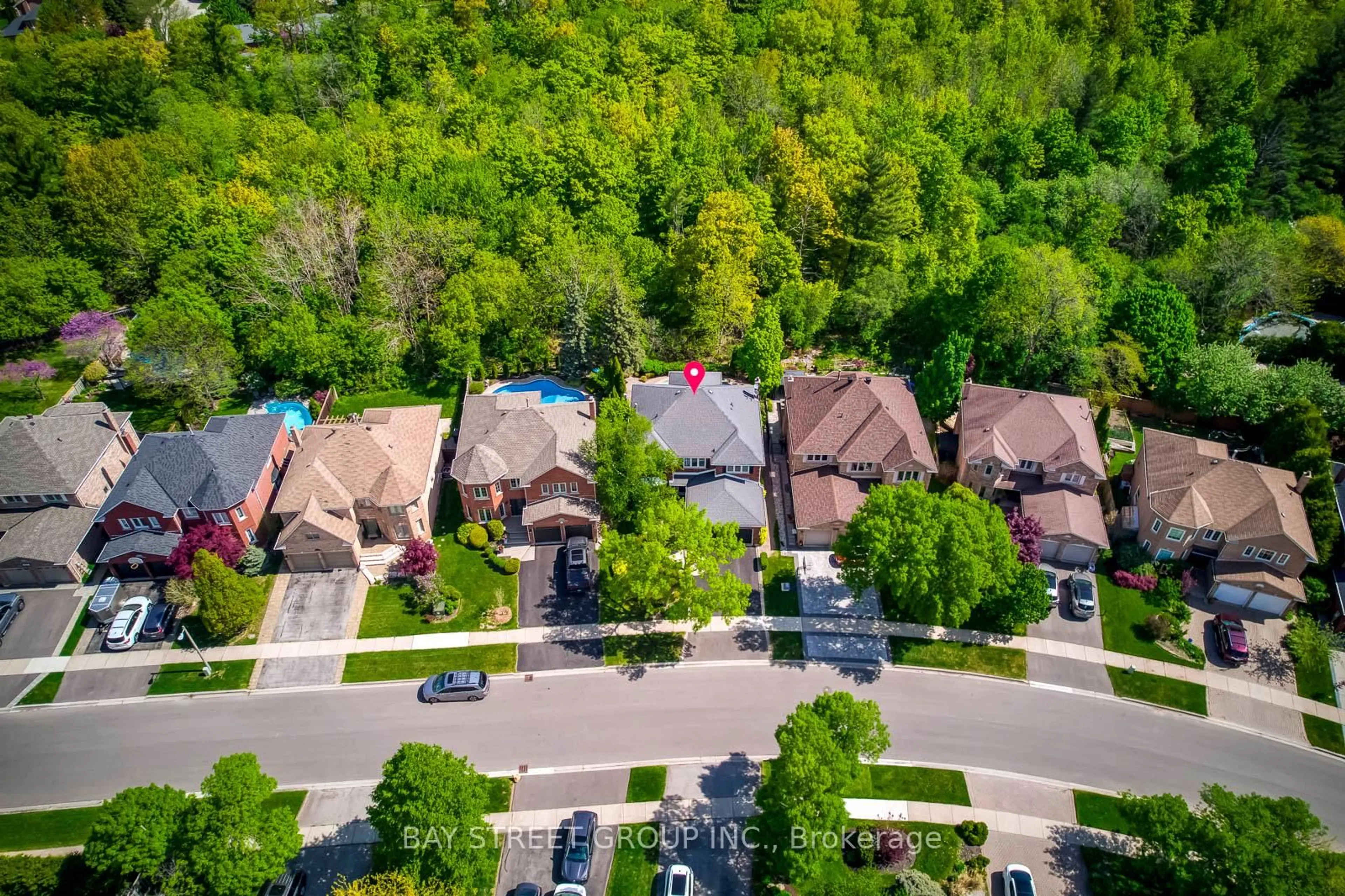 A pic from outside/outdoor area/front of a property/back of a property/a pic from drone, unknown for 1311 Blackburn Dr, Oakville Ontario L6M 2N5