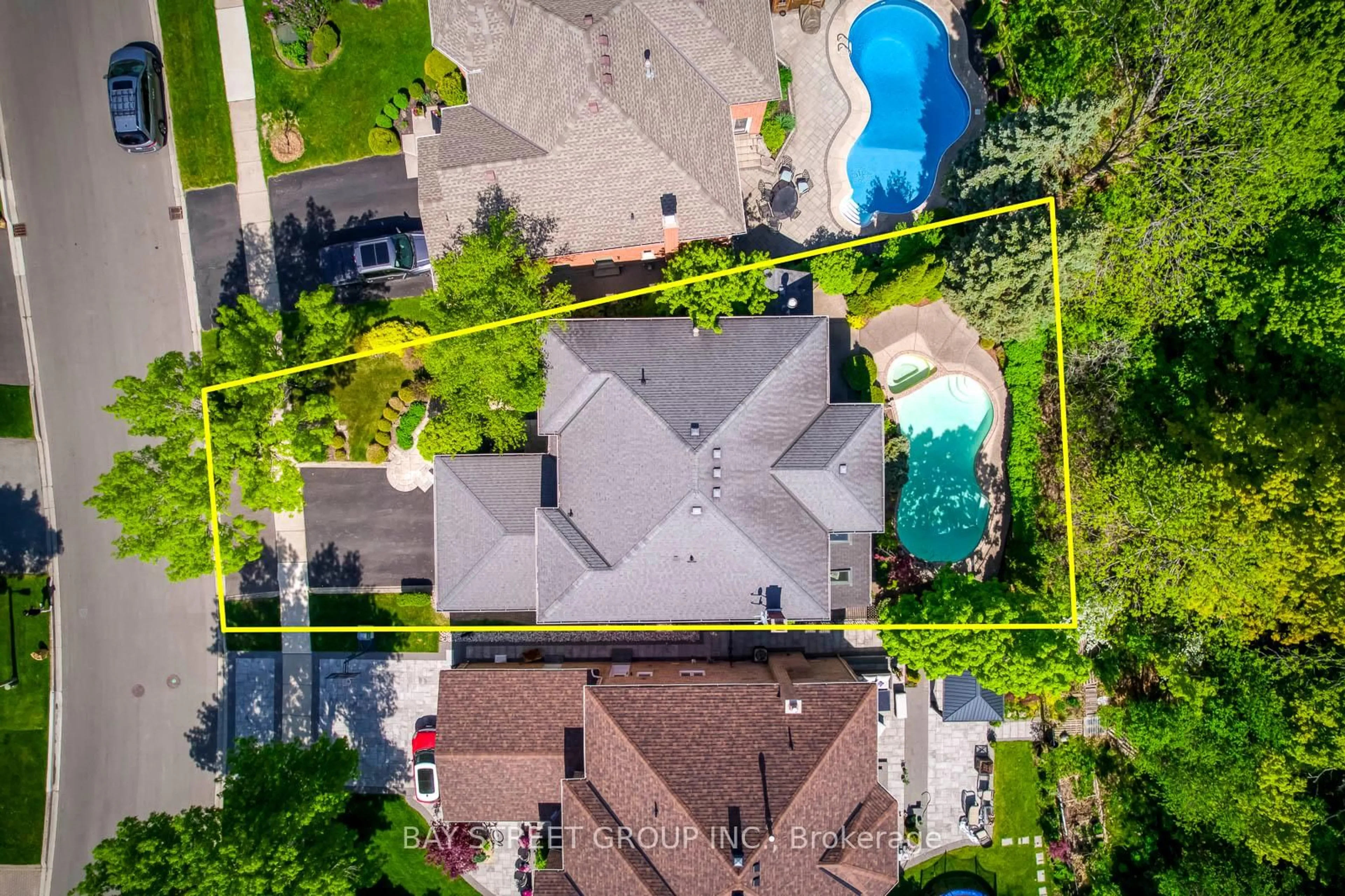 A pic from outside/outdoor area/front of a property/back of a property/a pic from drone, street for 1311 Blackburn Dr, Oakville Ontario L6M 2N5