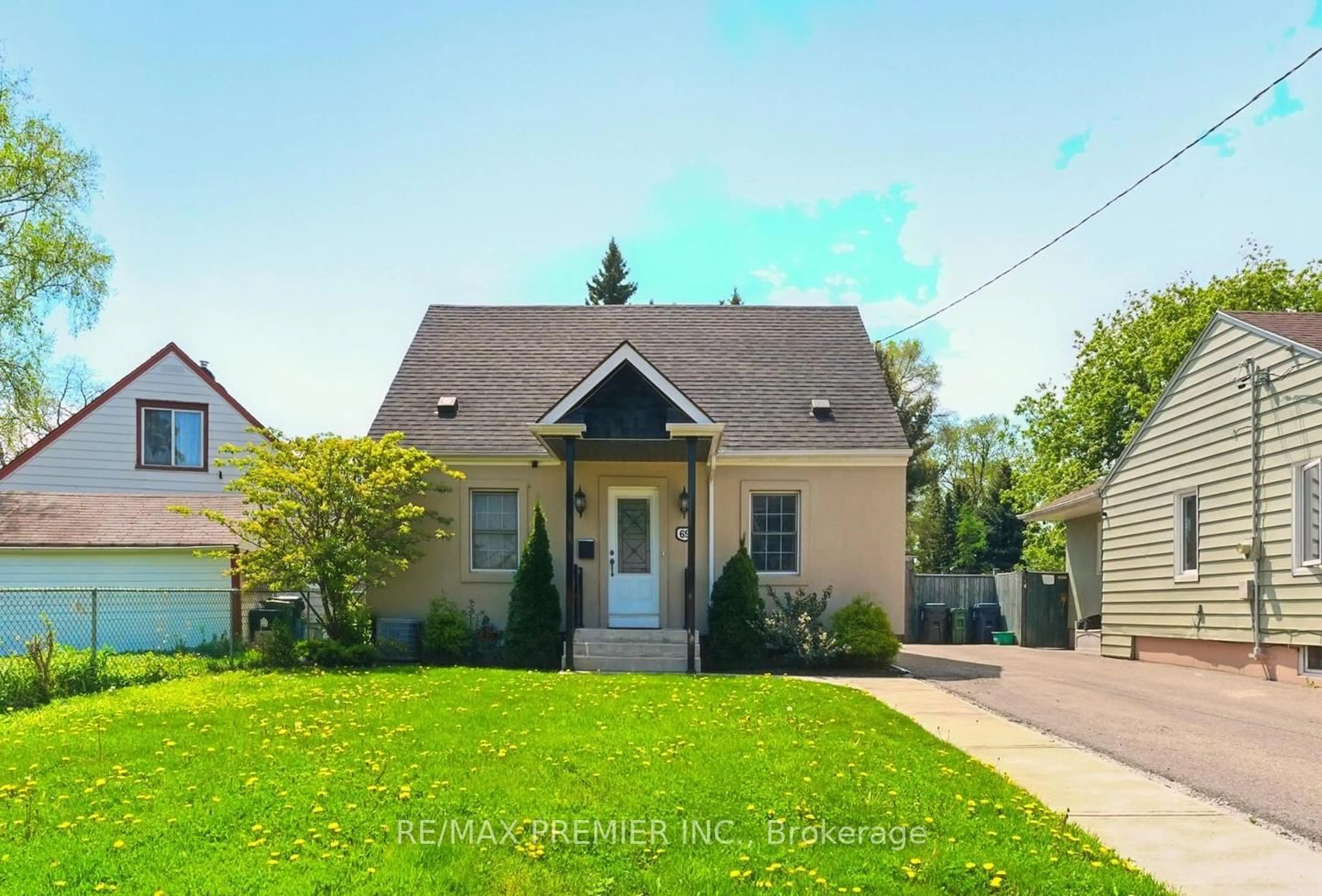 A pic from outside/outdoor area/front of a property/back of a property/a pic from drone, street for 69 Stewart Smith Dr, Toronto Ontario M6M 2T1