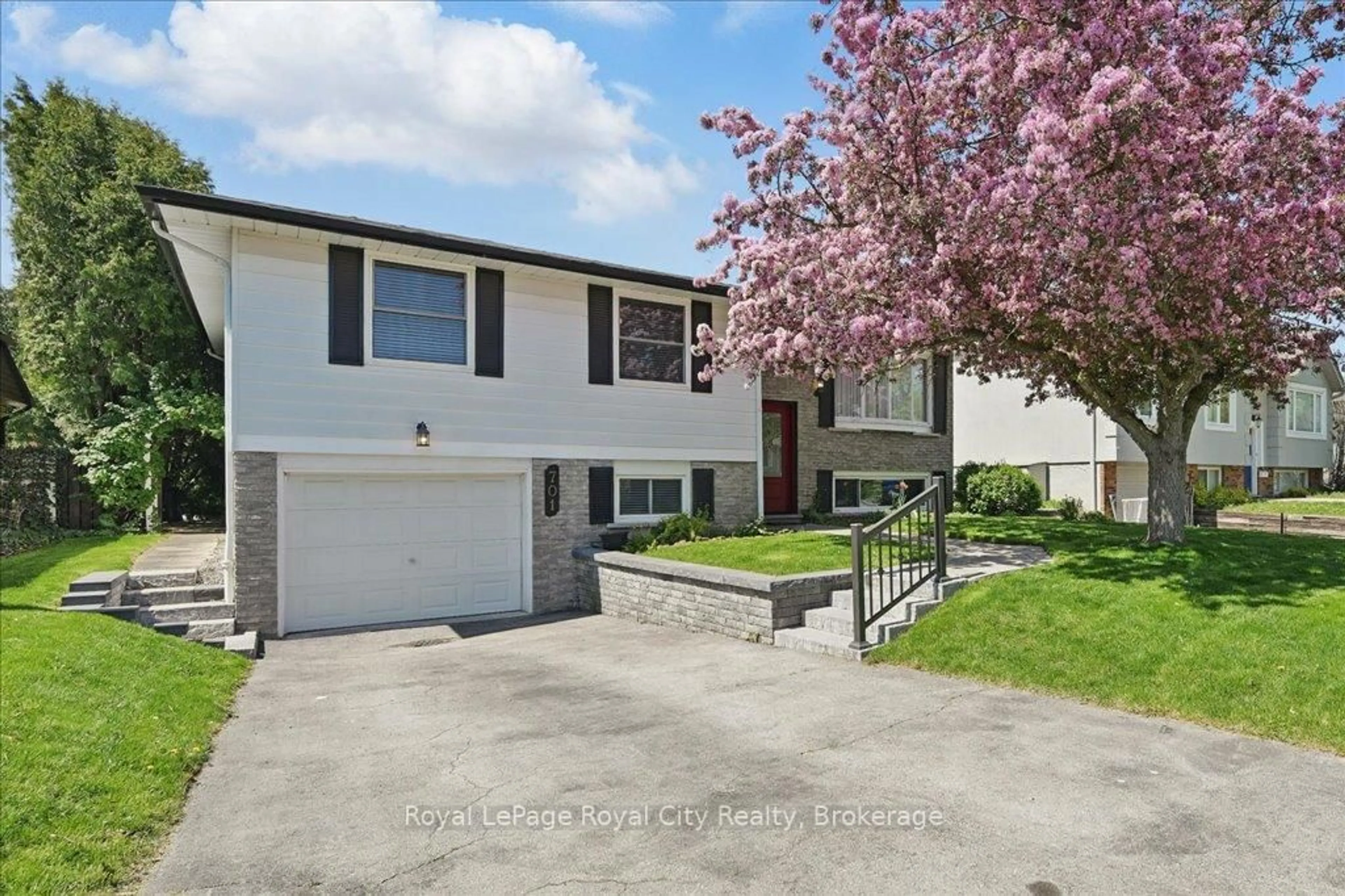 A pic from outside/outdoor area/front of a property/back of a property/a pic from drone, street for 701 Castleguard Cres, Burlington Ontario L7N 2W7