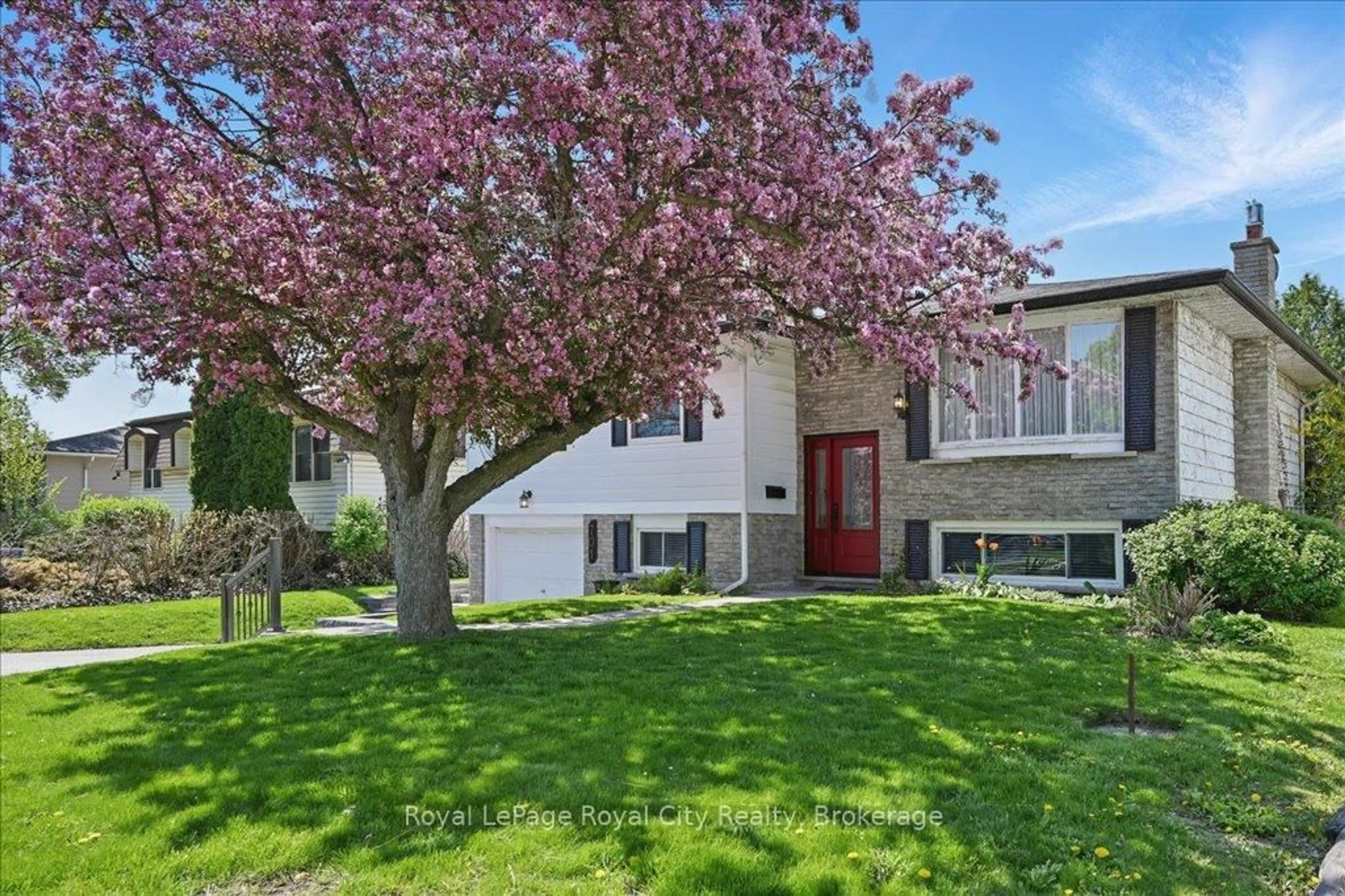 Home with vinyl exterior material, street for 701 Castleguard Cres, Burlington Ontario L7N 2W7