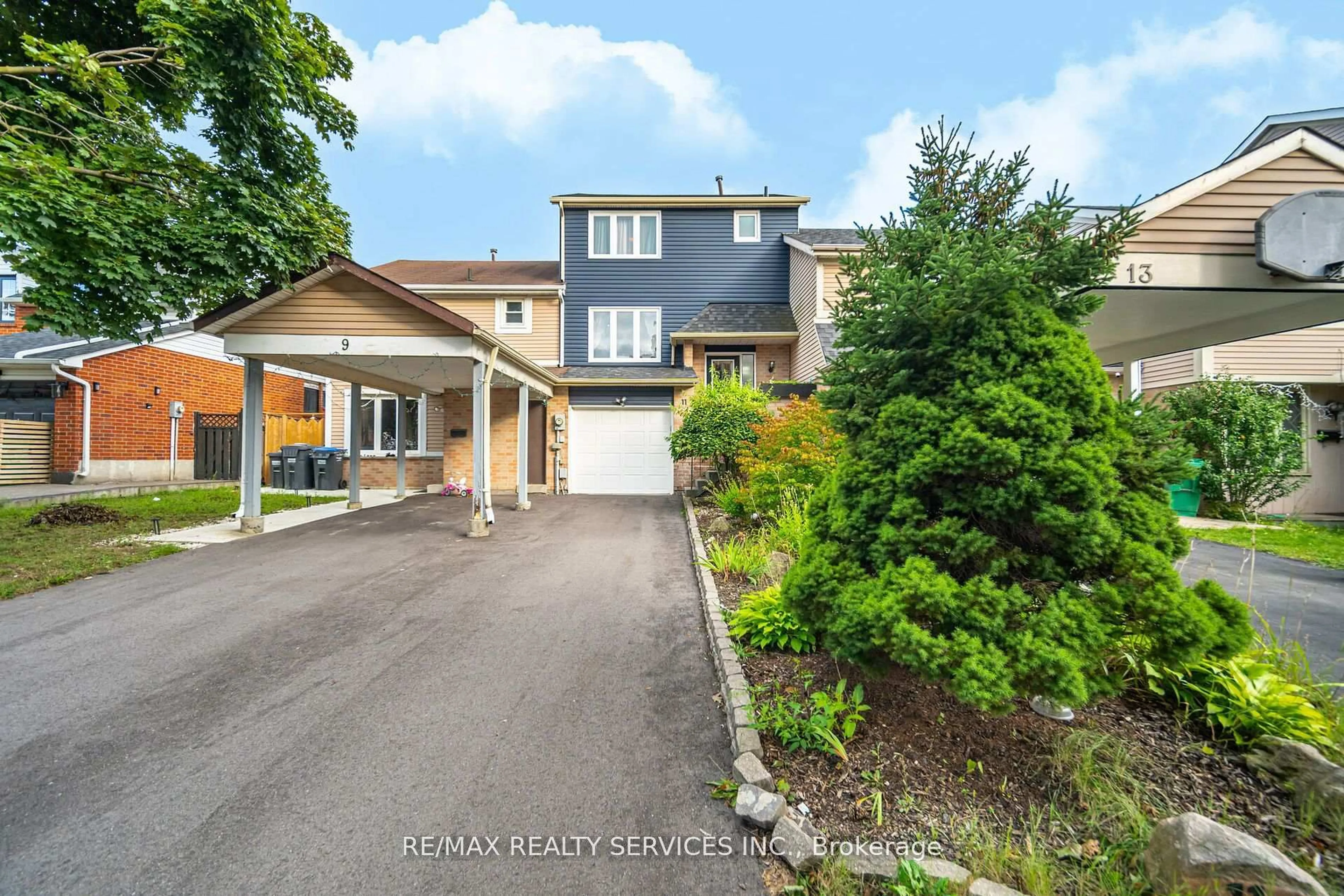 A pic from outside/outdoor area/front of a property/back of a property/a pic from drone, street for 11 Courtleigh Sq, Brampton Ontario L6Z 1J2