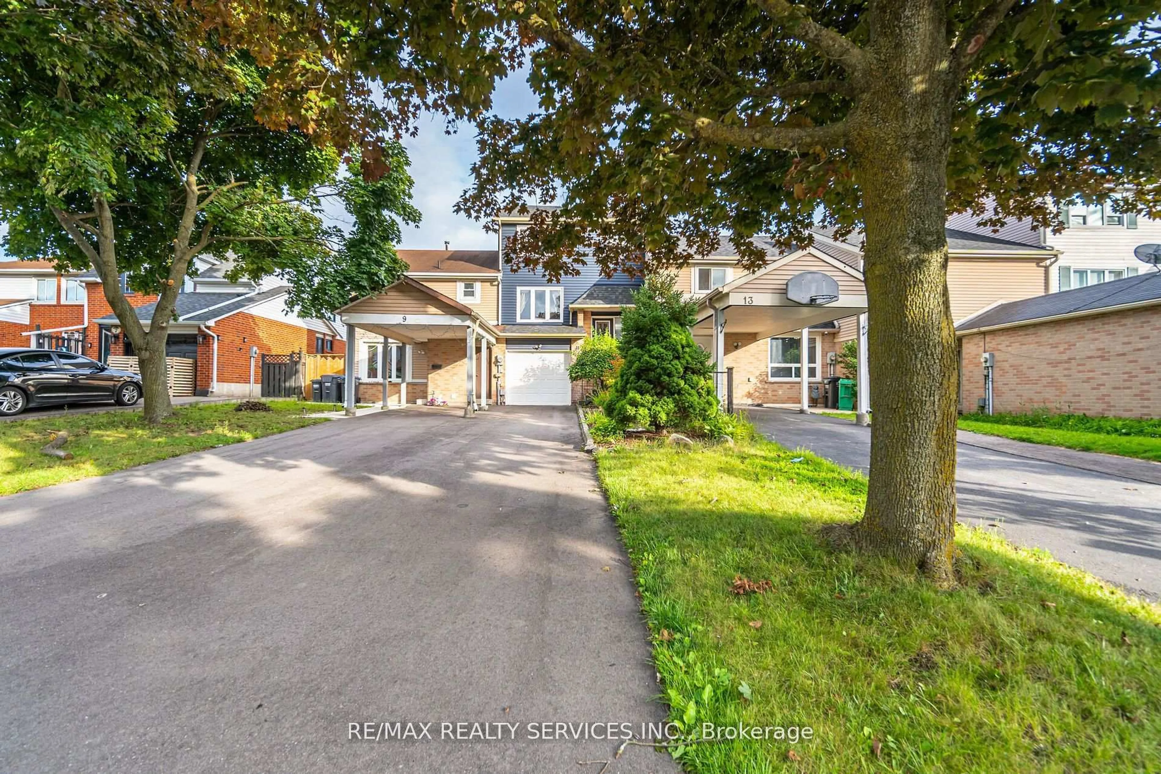 A pic from outside/outdoor area/front of a property/back of a property/a pic from drone, street for 11 Courtleigh Sq, Brampton Ontario L6Z 1J2