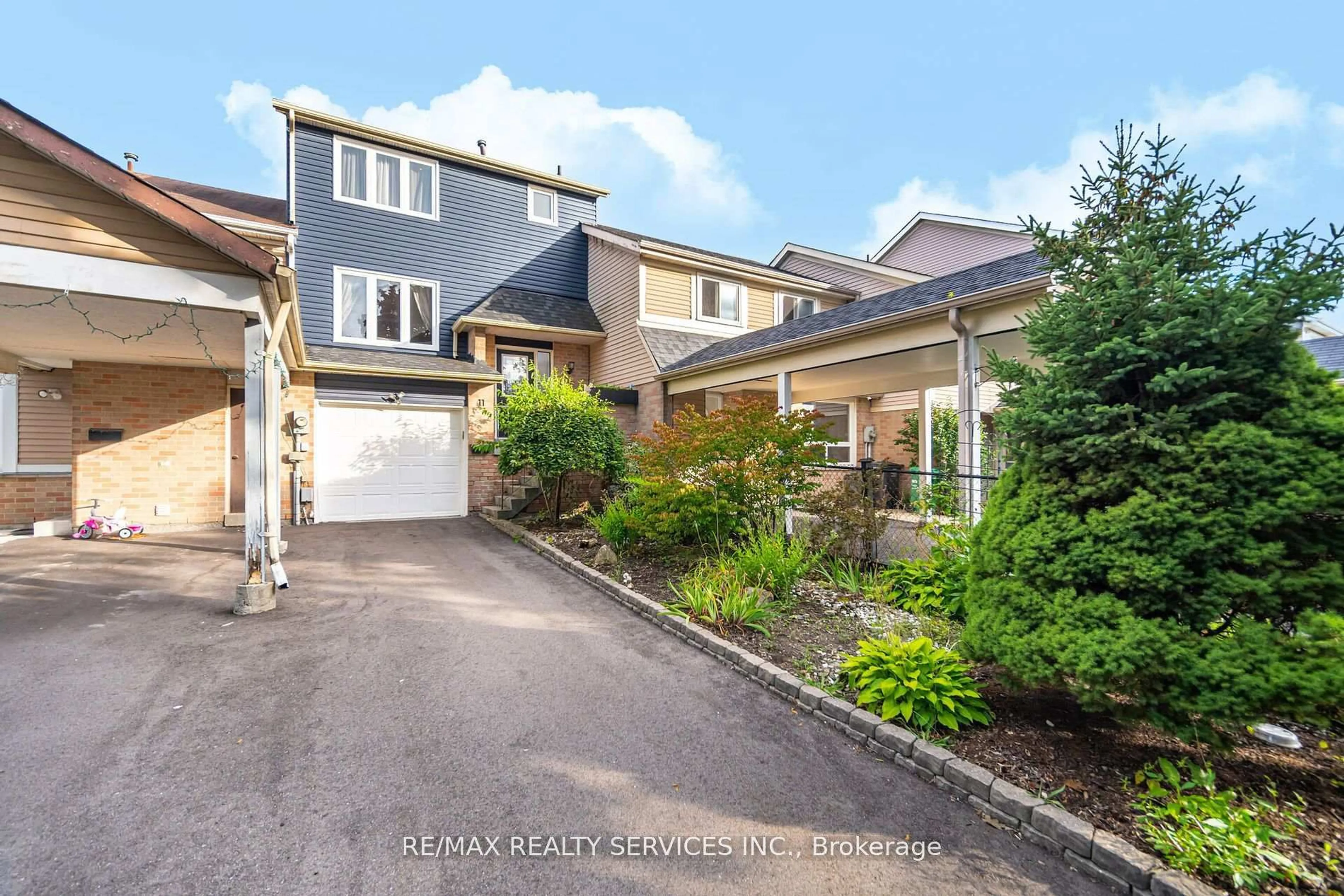 A pic from outside/outdoor area/front of a property/back of a property/a pic from drone, street for 11 Courtleigh Sq, Brampton Ontario L6Z 1J2
