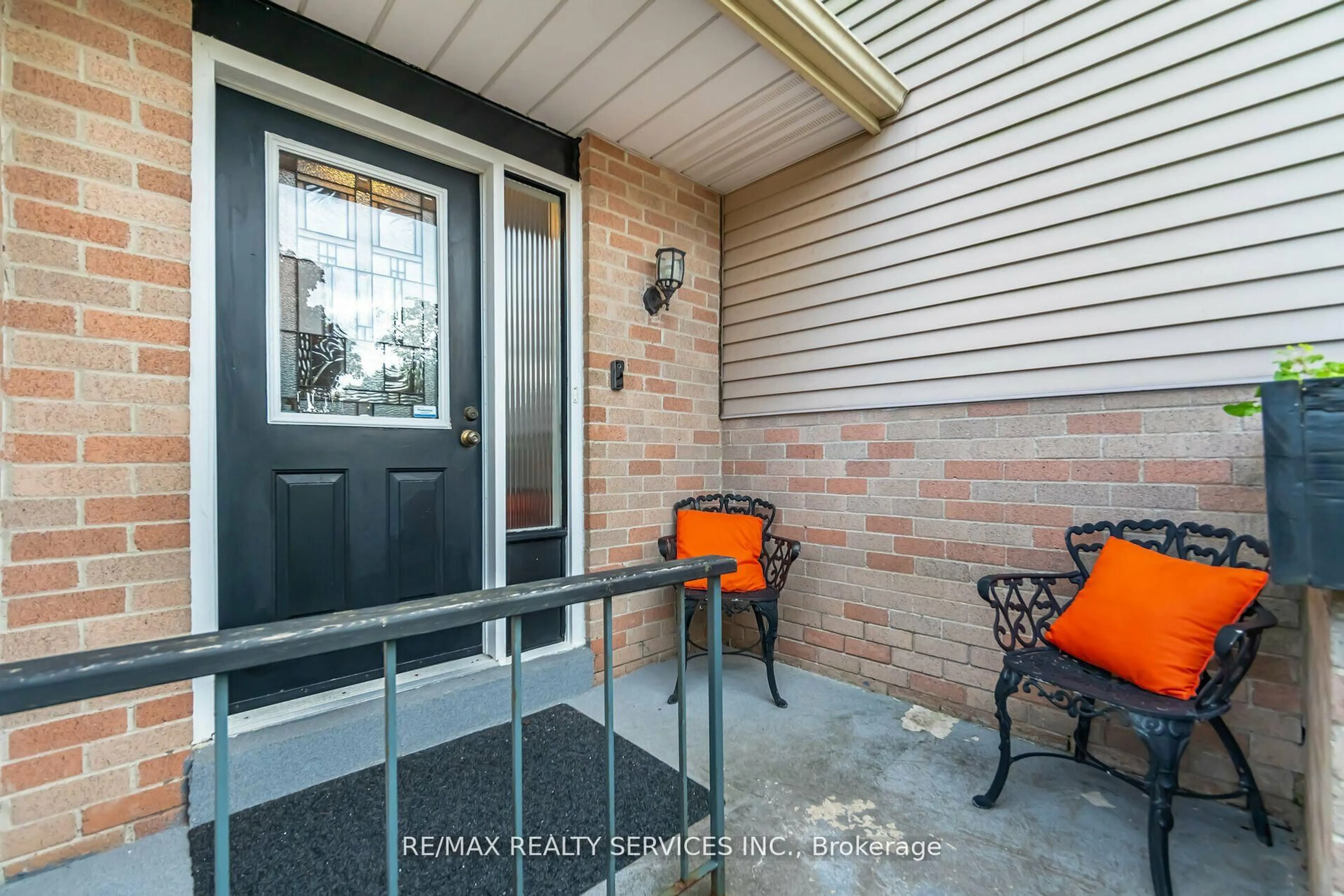 Indoor entryway for 11 Courtleigh Sq, Brampton Ontario L6Z 1J2