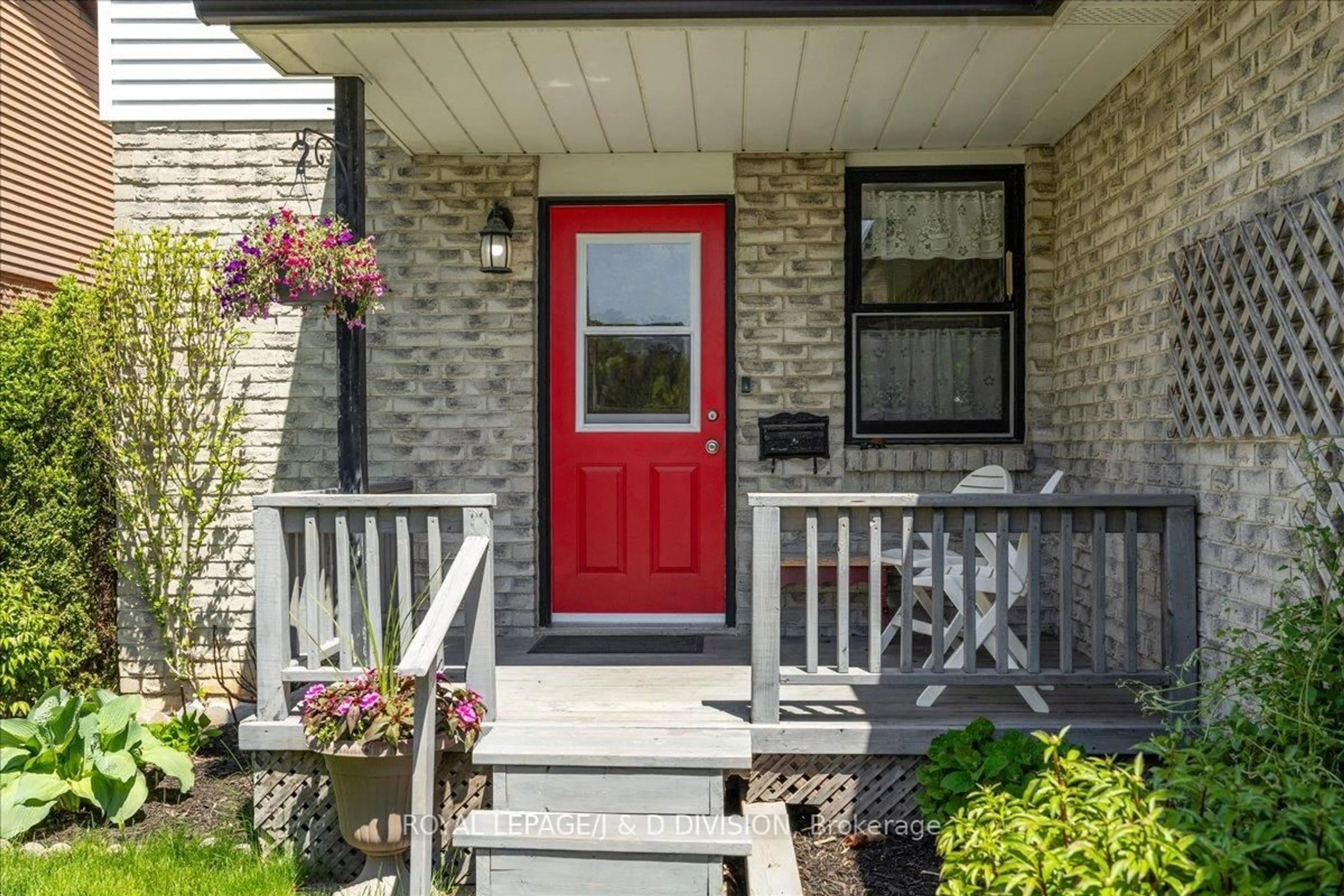 Indoor entryway for 595 Holly Ave, Milton Ontario L9T 4L9