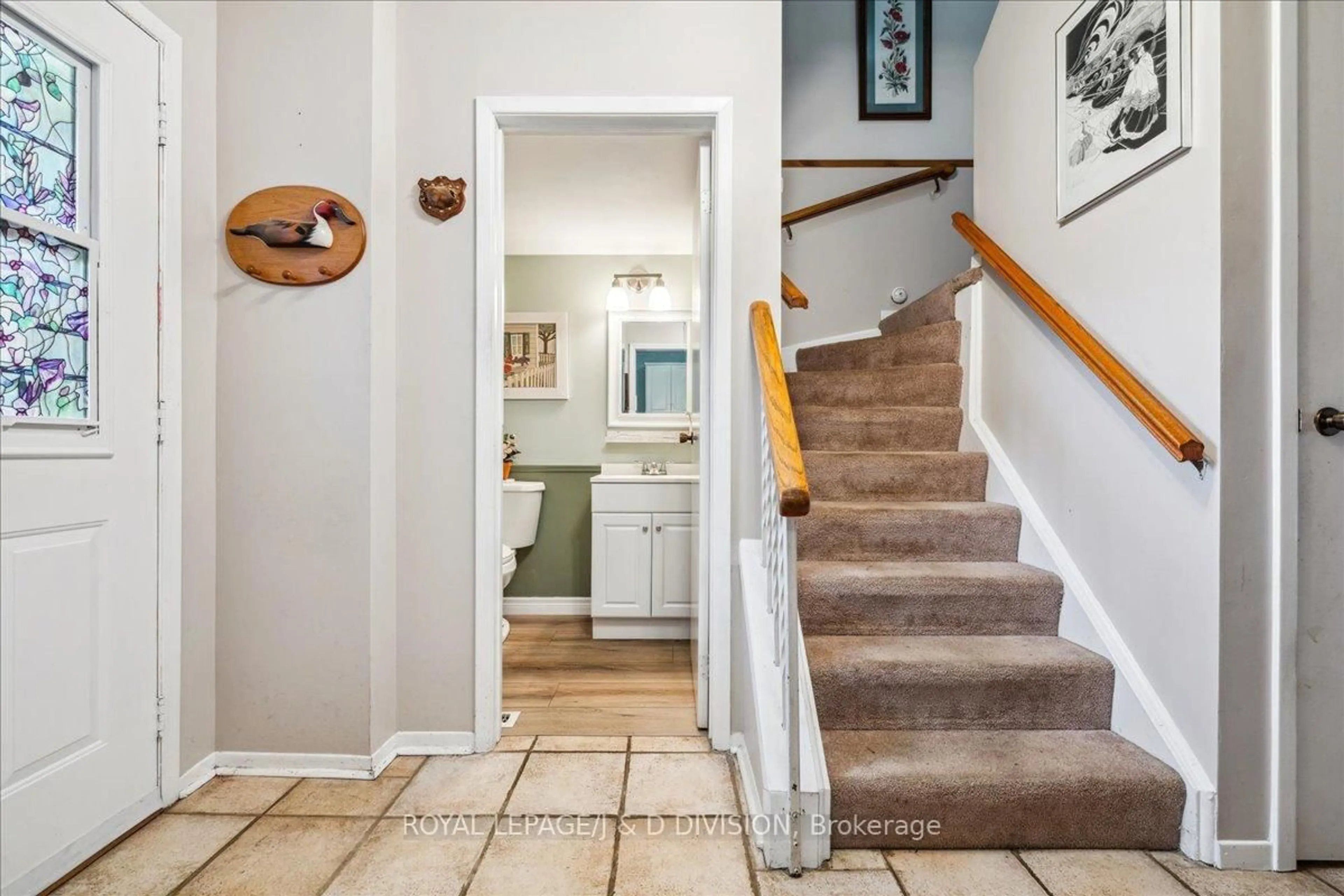 Indoor entryway for 595 Holly Ave, Milton Ontario L9T 4L9