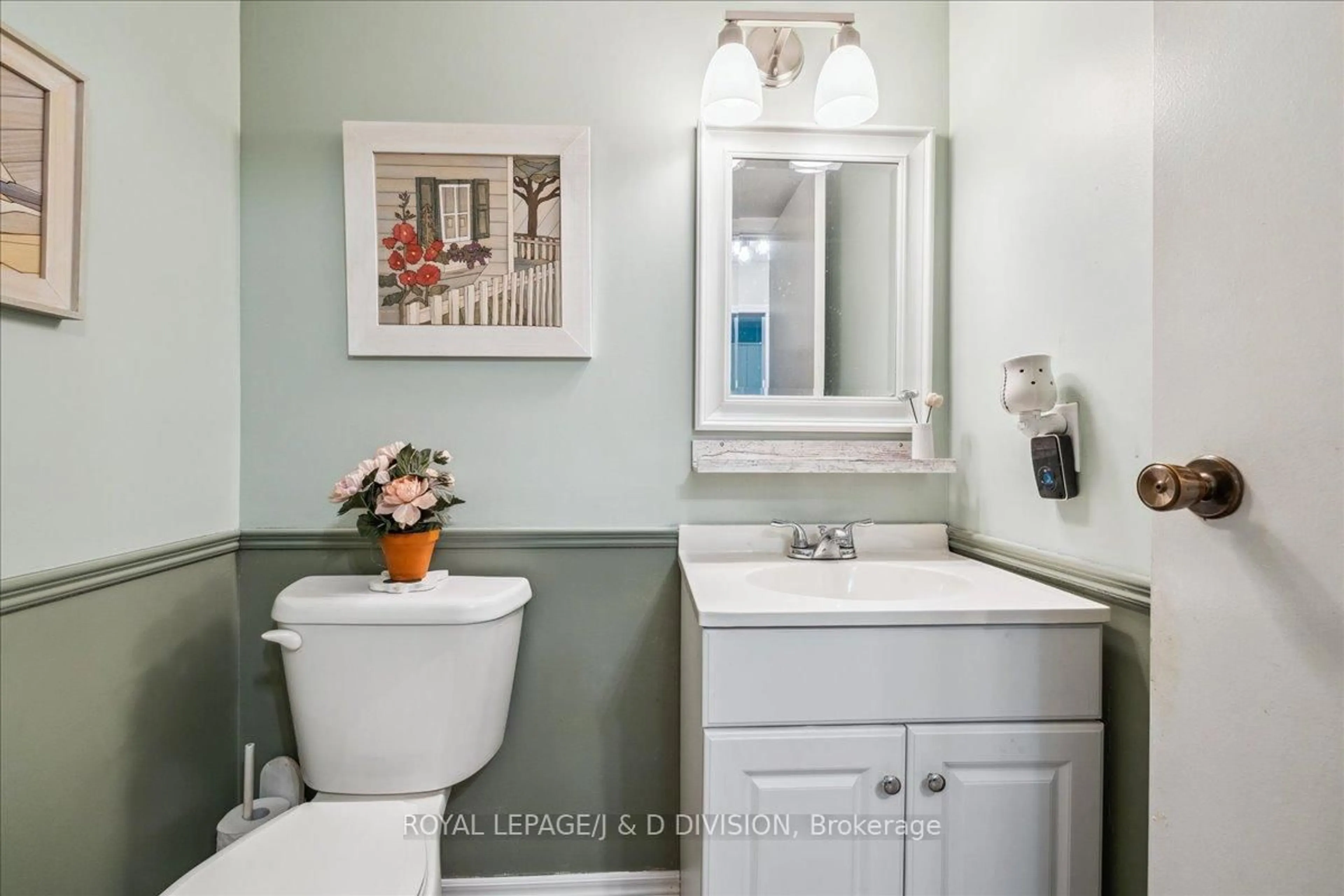 Standard bathroom, ceramic/tile floor for 595 Holly Ave, Milton Ontario L9T 4L9