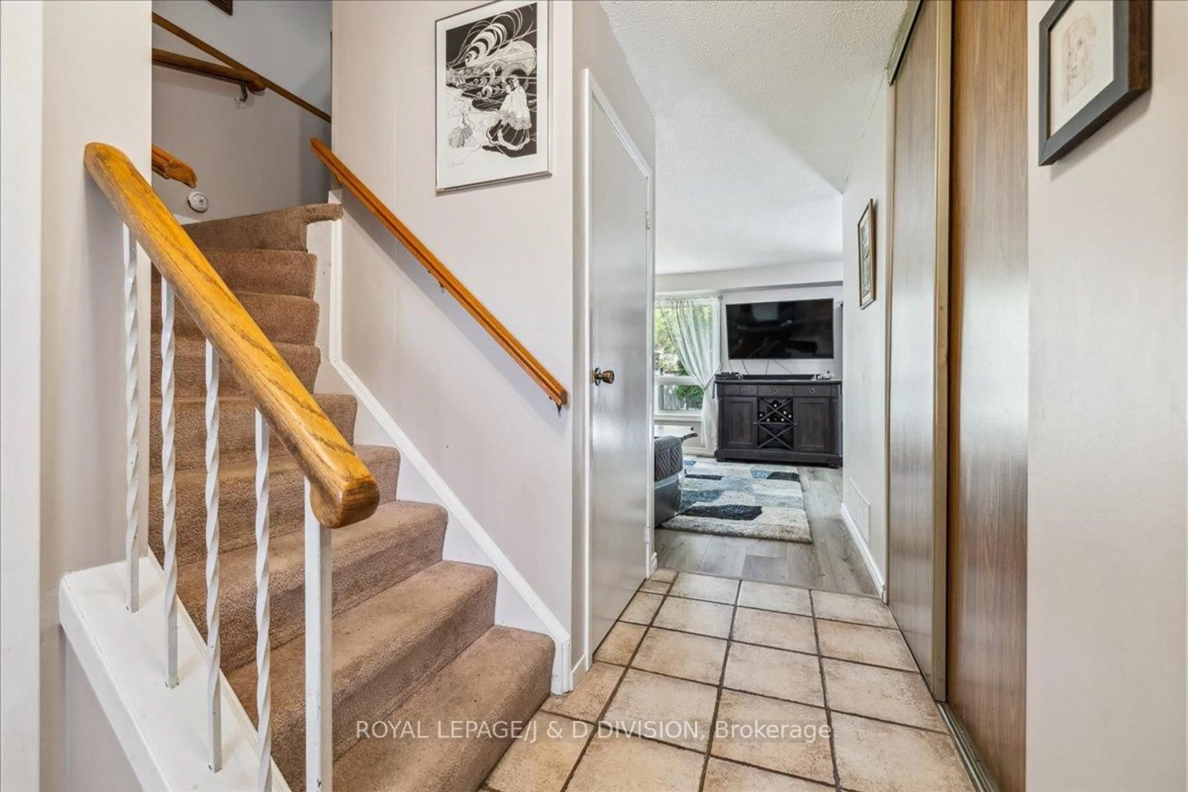 Indoor entryway for 595 Holly Ave, Milton Ontario L9T 4L9