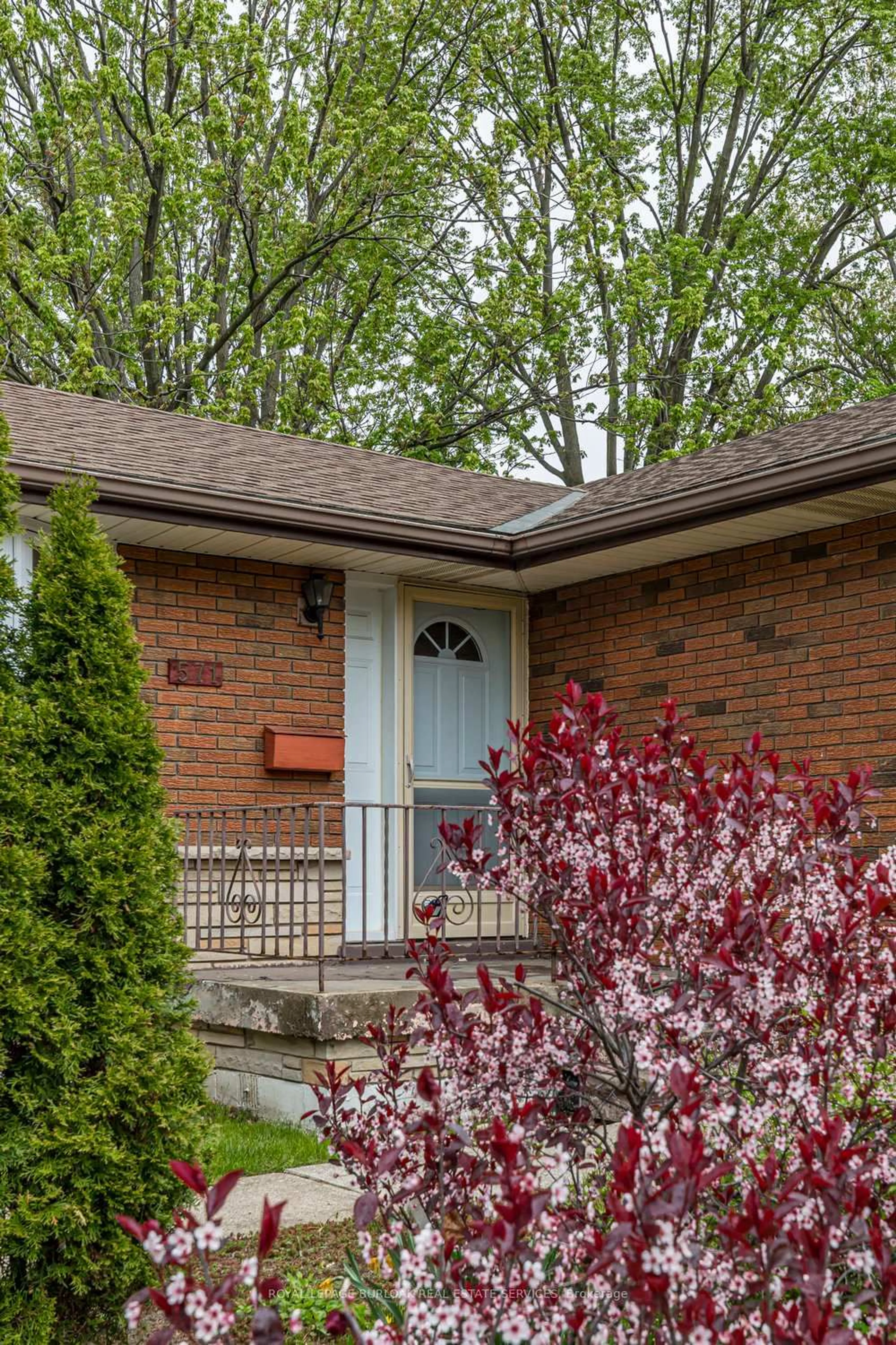 Home with brick exterior material, street for 571 Bridgman Ave, Burlington Ontario L7R 2V5