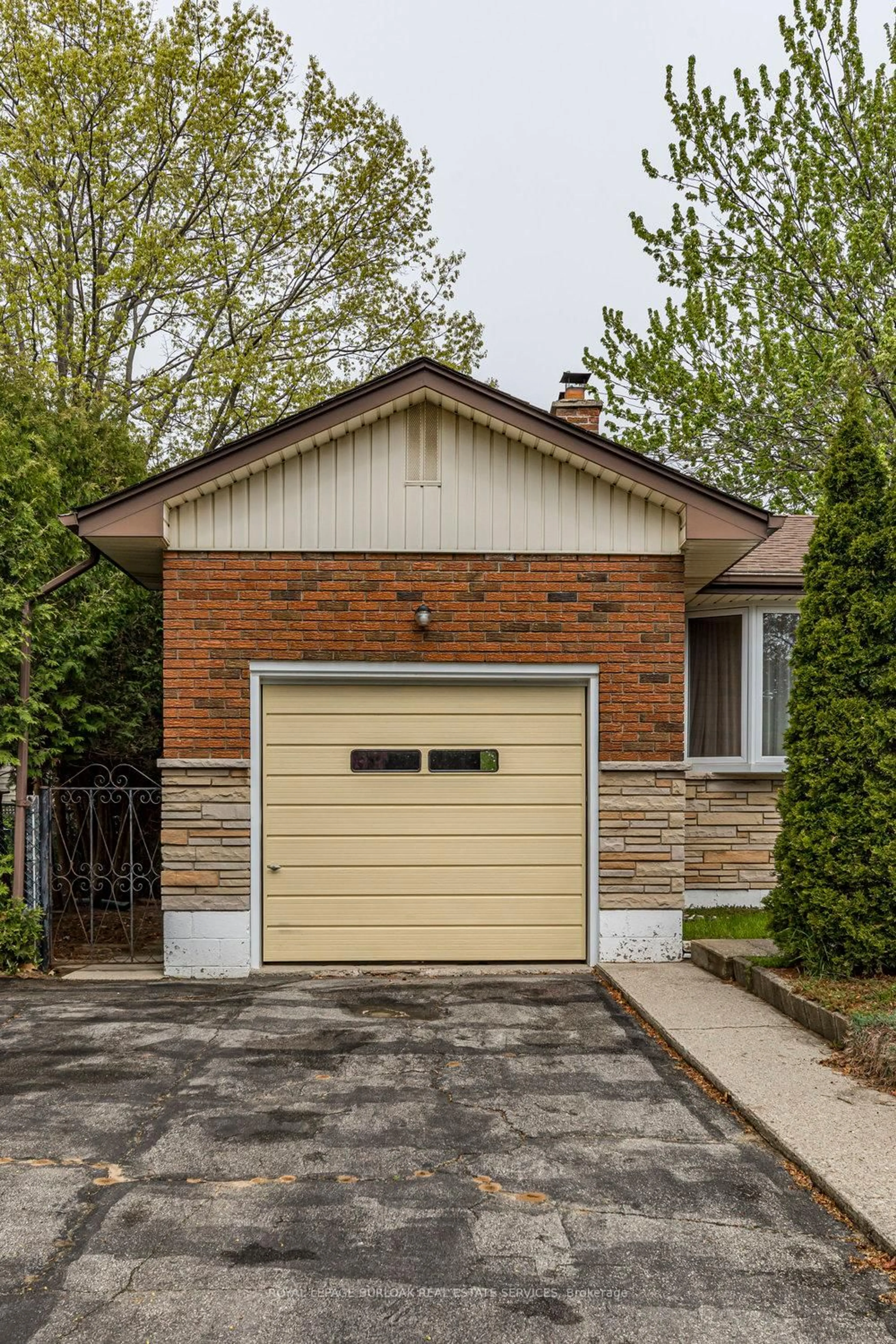 Home with brick exterior material, street for 571 Bridgman Ave, Burlington Ontario L7R 2V5