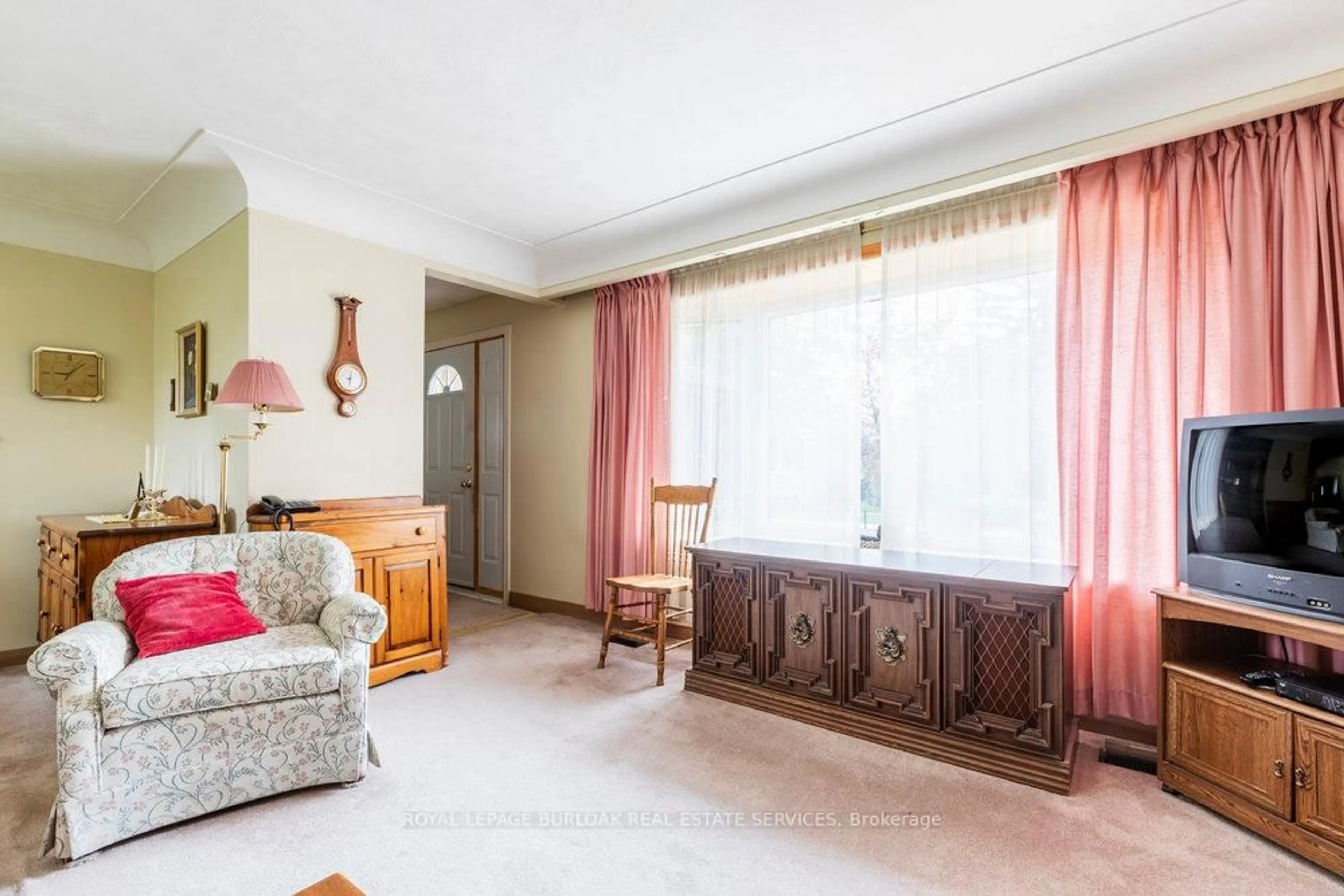 Living room with furniture, unknown for 571 Bridgman Ave, Burlington Ontario L7R 2V5