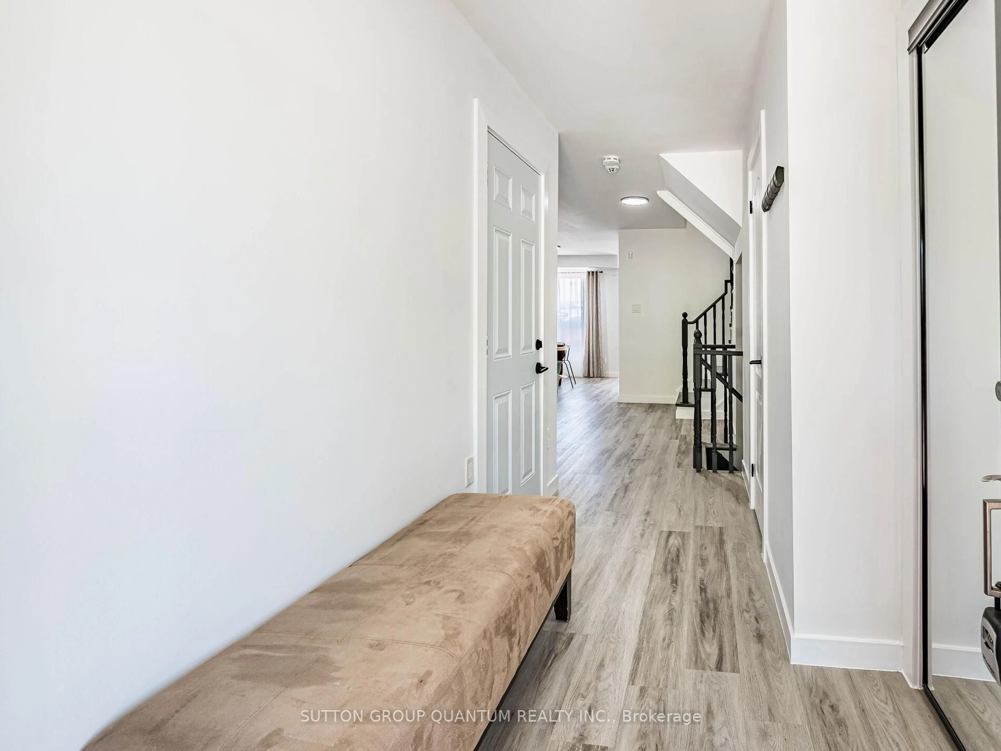 Indoor entryway for 53 Woodcote Cres, Halton Hills Ontario L7G 6M1