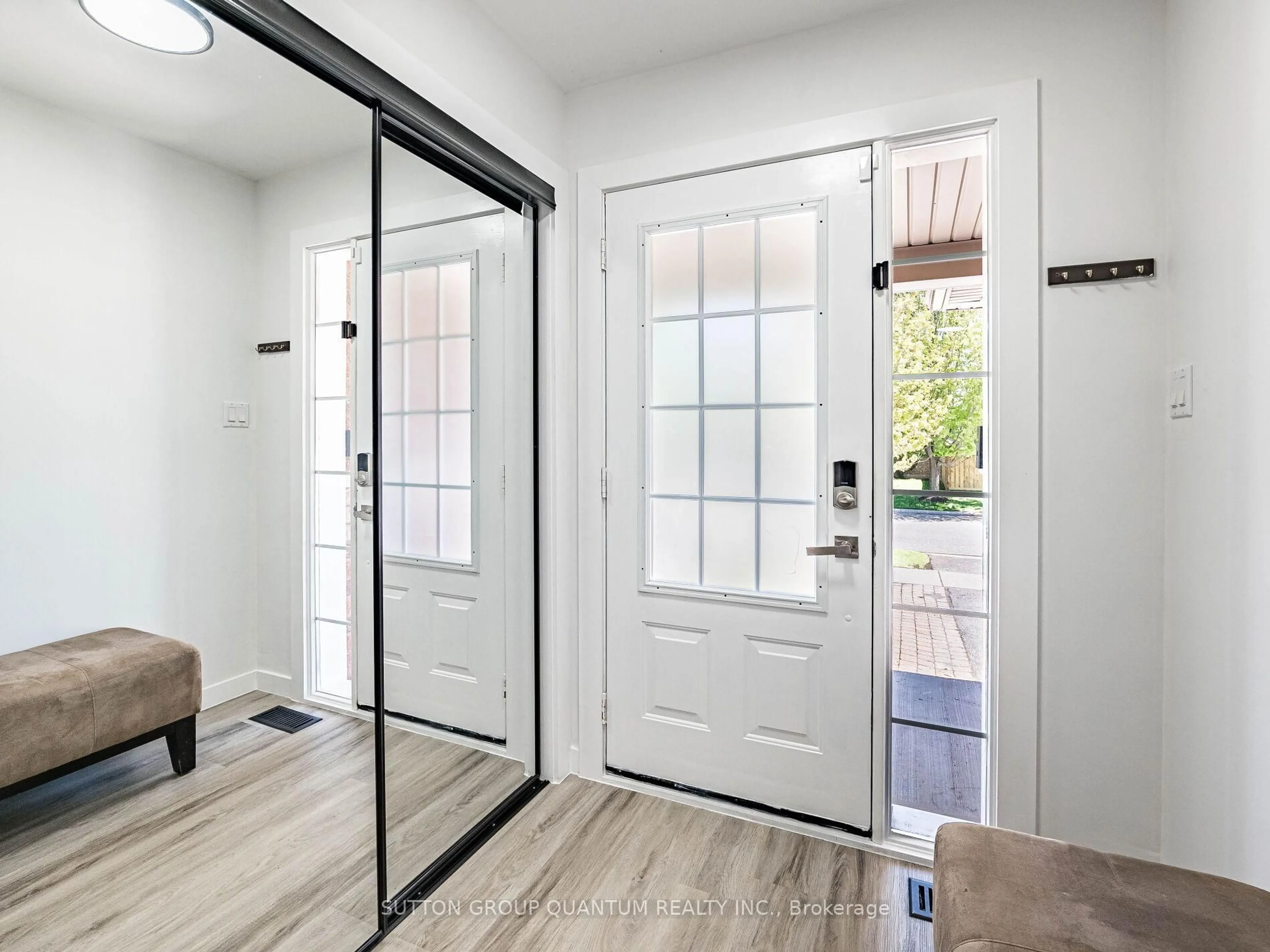 Indoor entryway for 53 Woodcote Cres, Halton Hills Ontario L7G 6M1