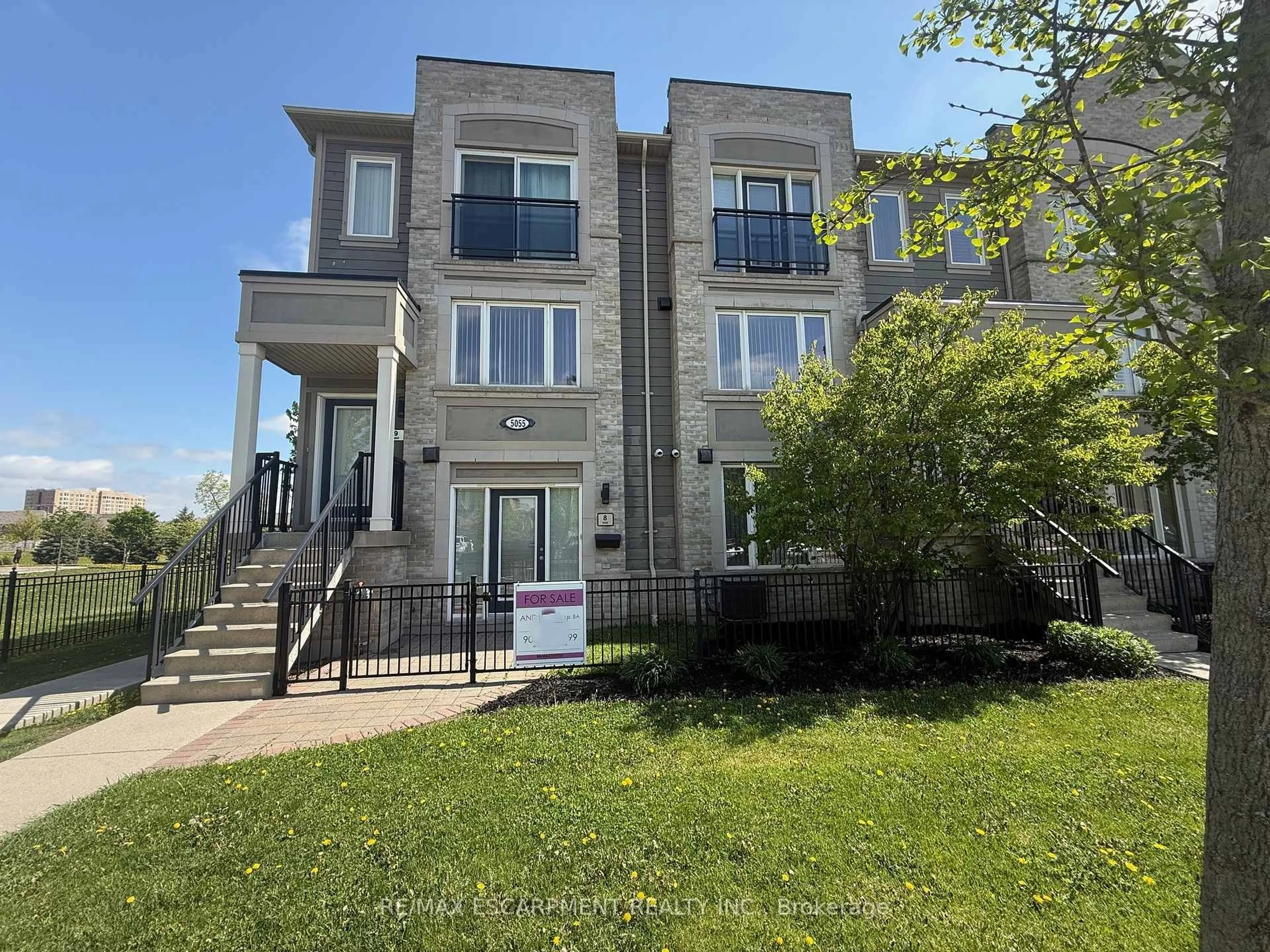 A pic from outside/outdoor area/front of a property/back of a property/a pic from drone, unknown for 5055 Oscar Peterson Blvd #8, Mississauga Ontario L5M 0P4