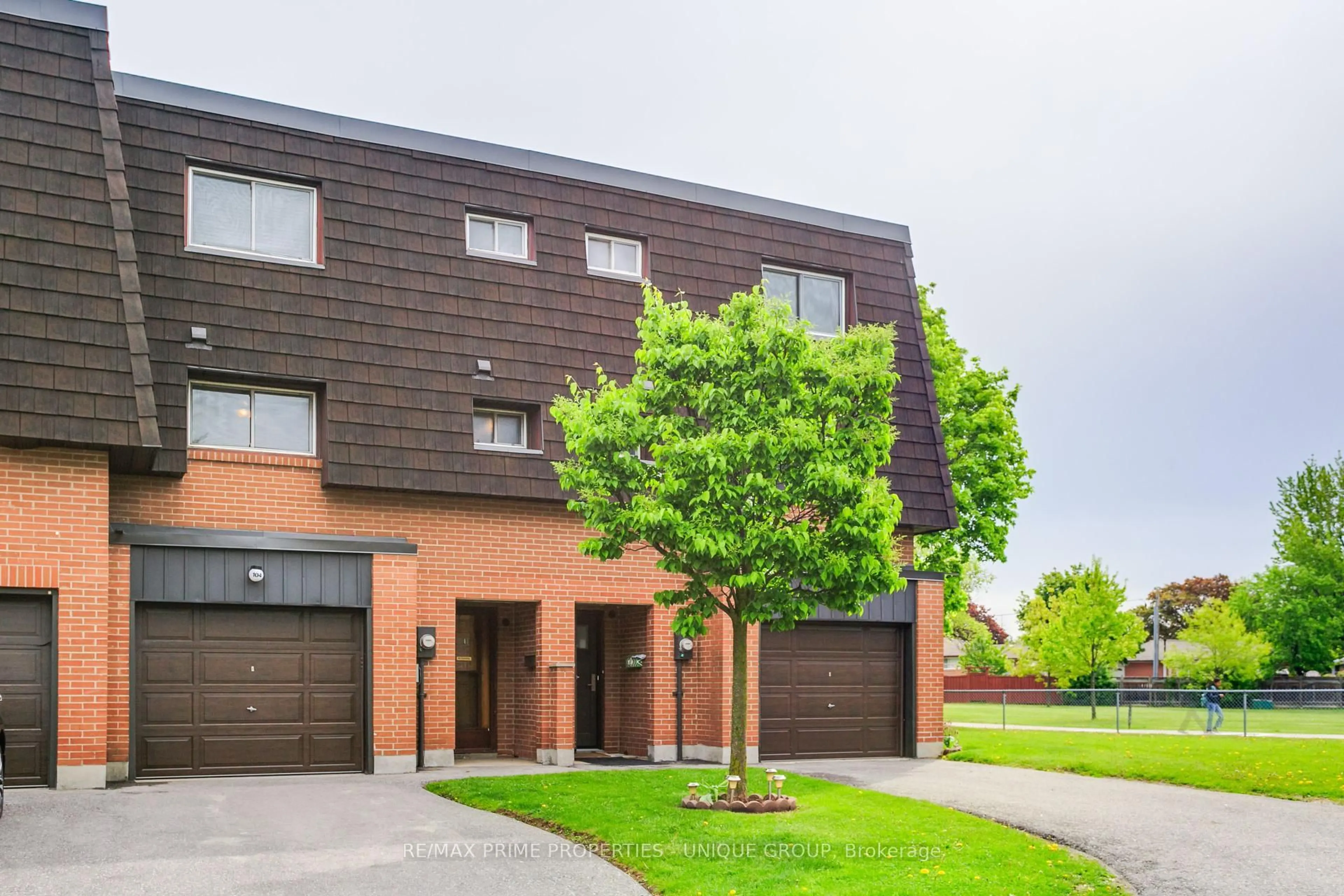 Home with brick exterior material, street for 104 Darras Crt, Brampton Ontario L6T 1W7
