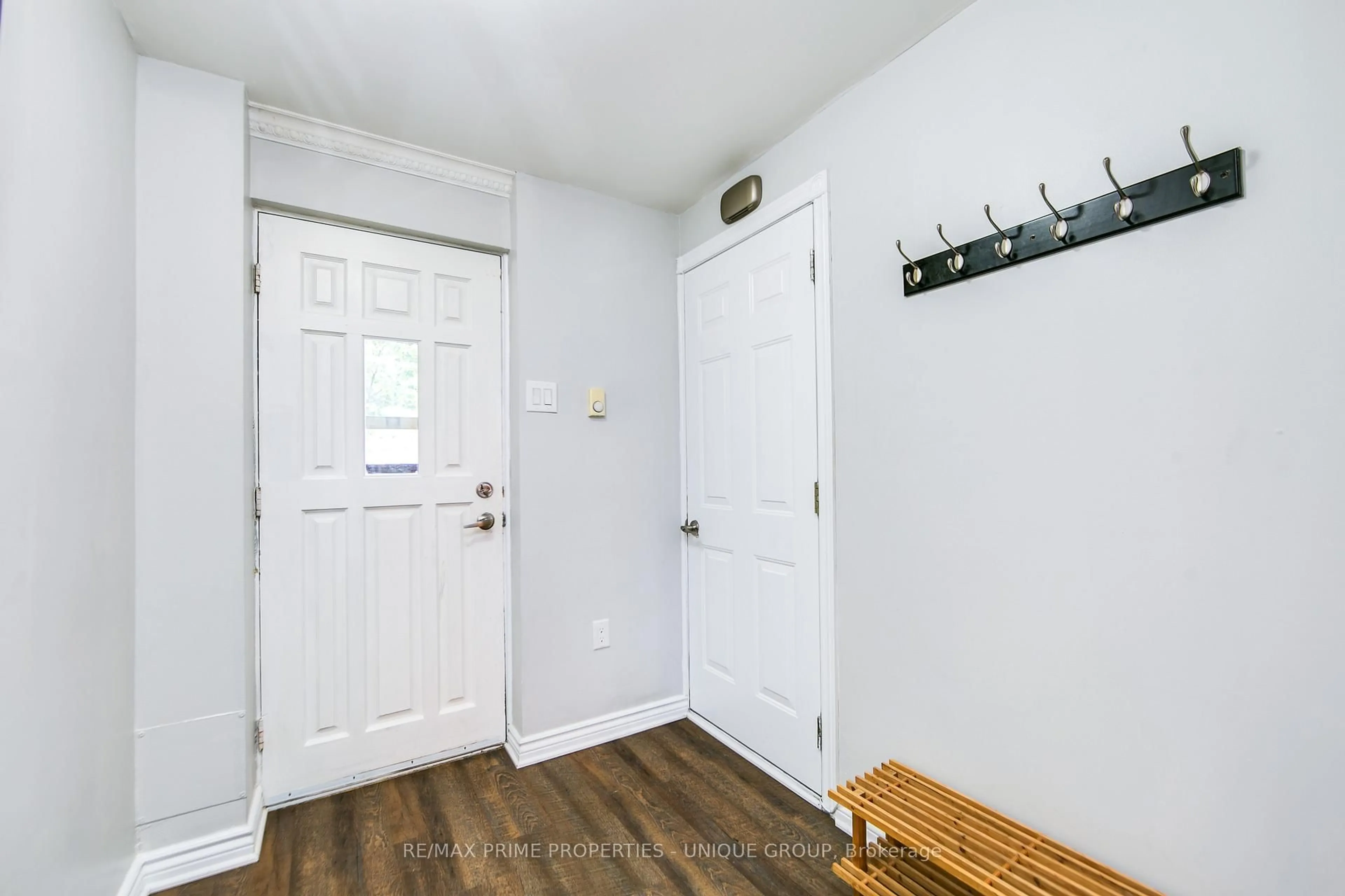 Indoor entryway for 104 Darras Crt, Brampton Ontario L6T 1W7