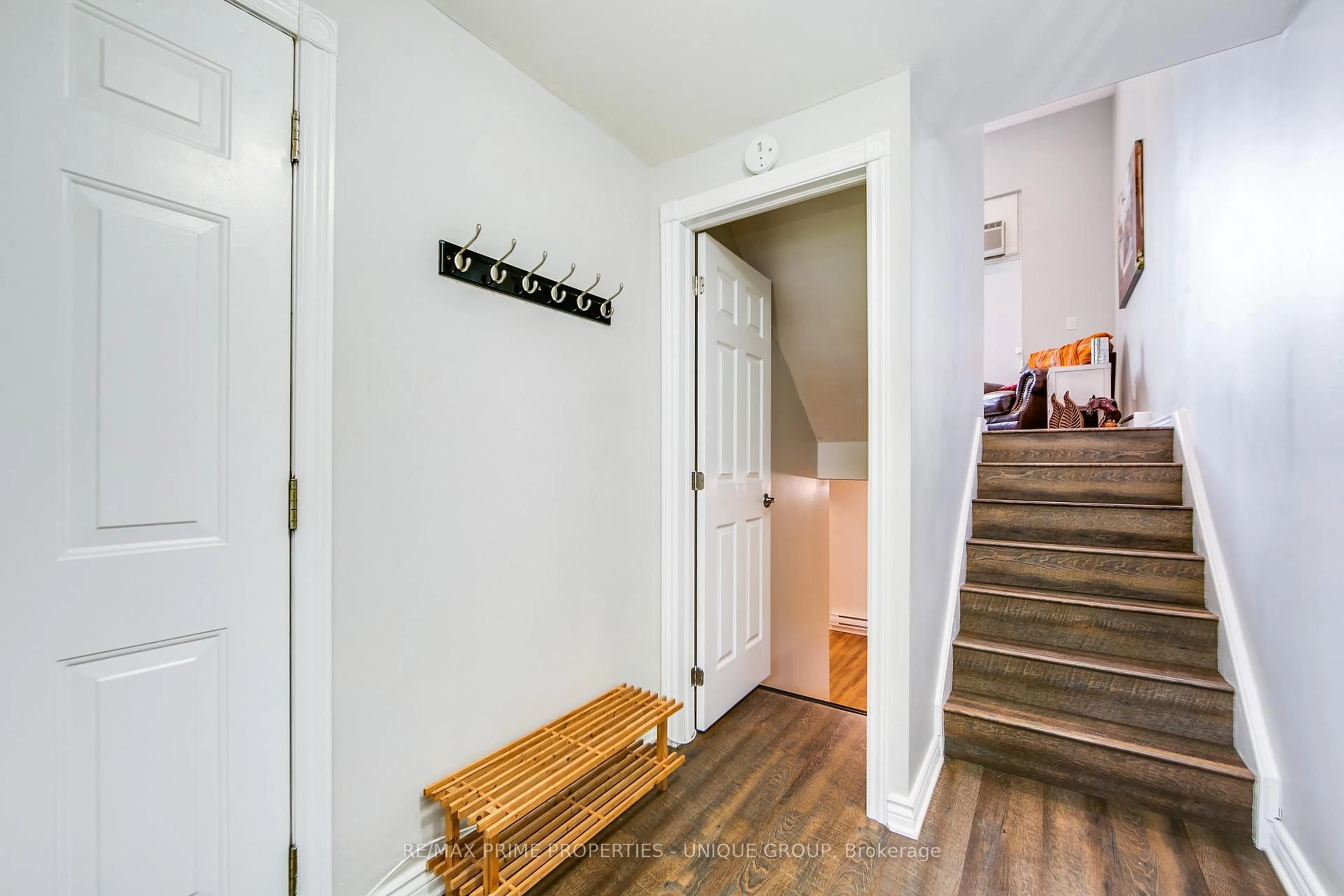 Indoor entryway for 104 Darras Crt, Brampton Ontario L6T 1W7