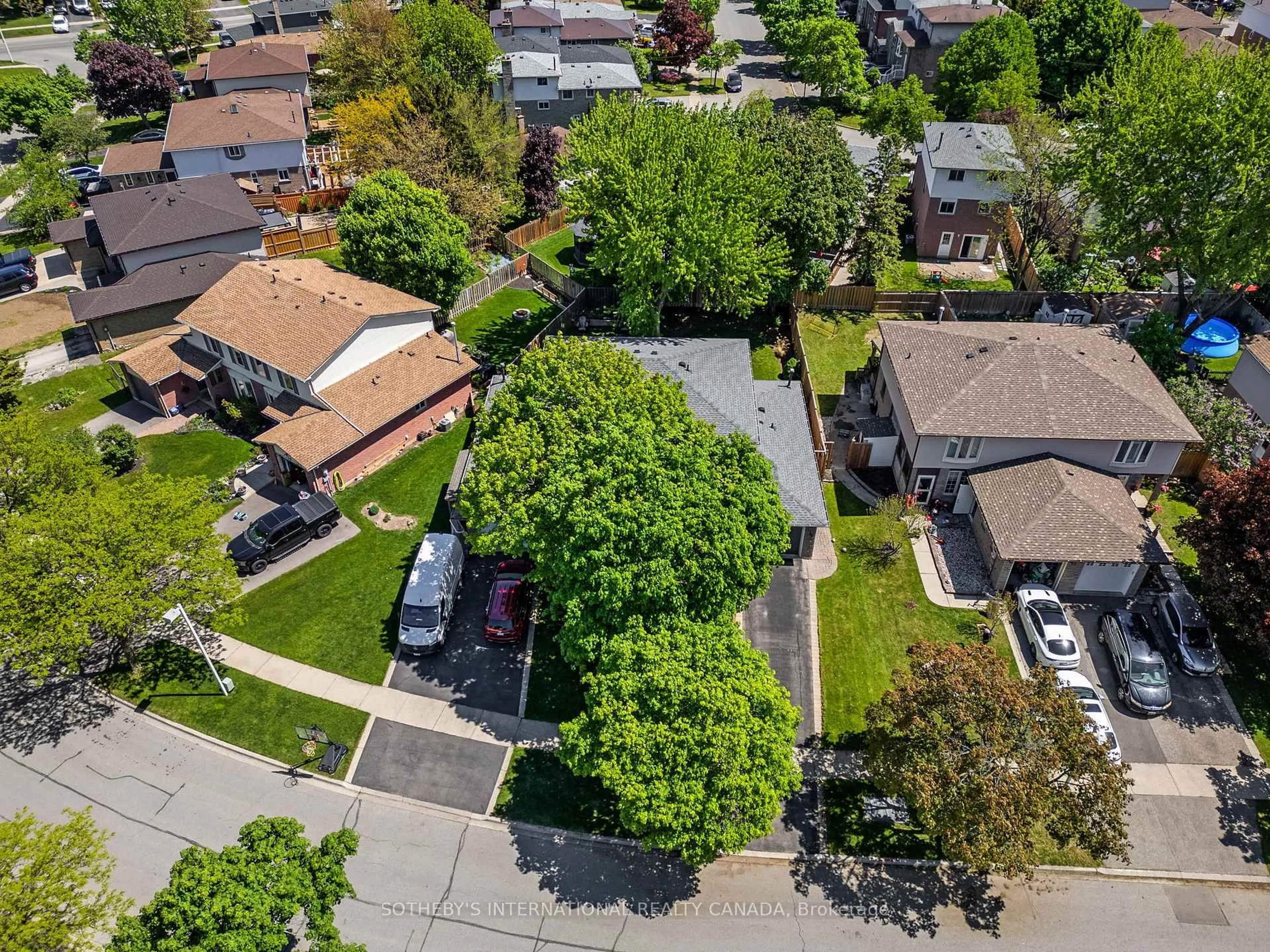 A pic from outside/outdoor area/front of a property/back of a property/a pic from drone, street for 724 Coulson Ave, Milton Ontario L9T 4J4