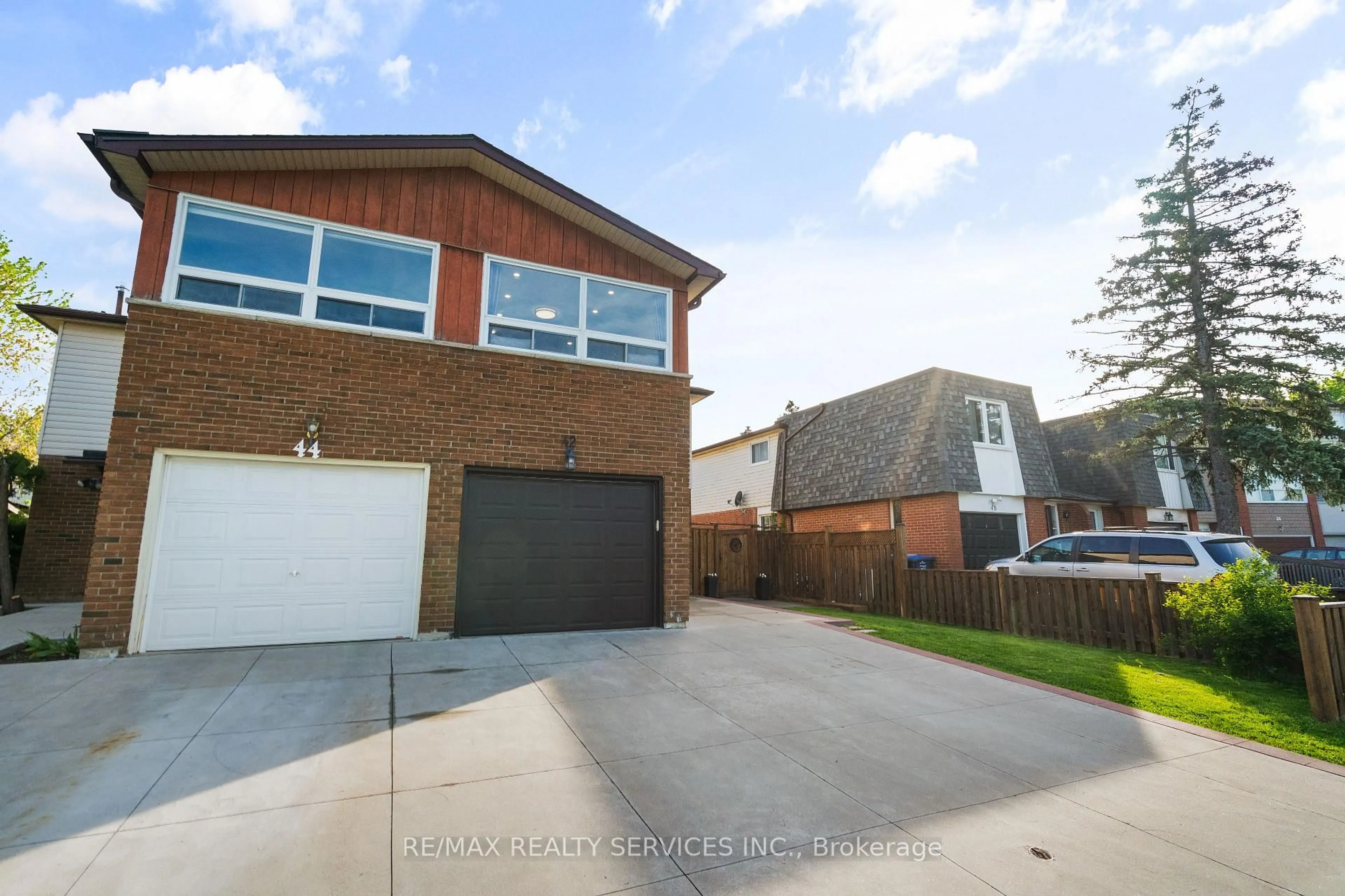 A pic from outside/outdoor area/front of a property/back of a property/a pic from drone, street for 42 Horne Dr, Brampton Ontario L6V 2V3