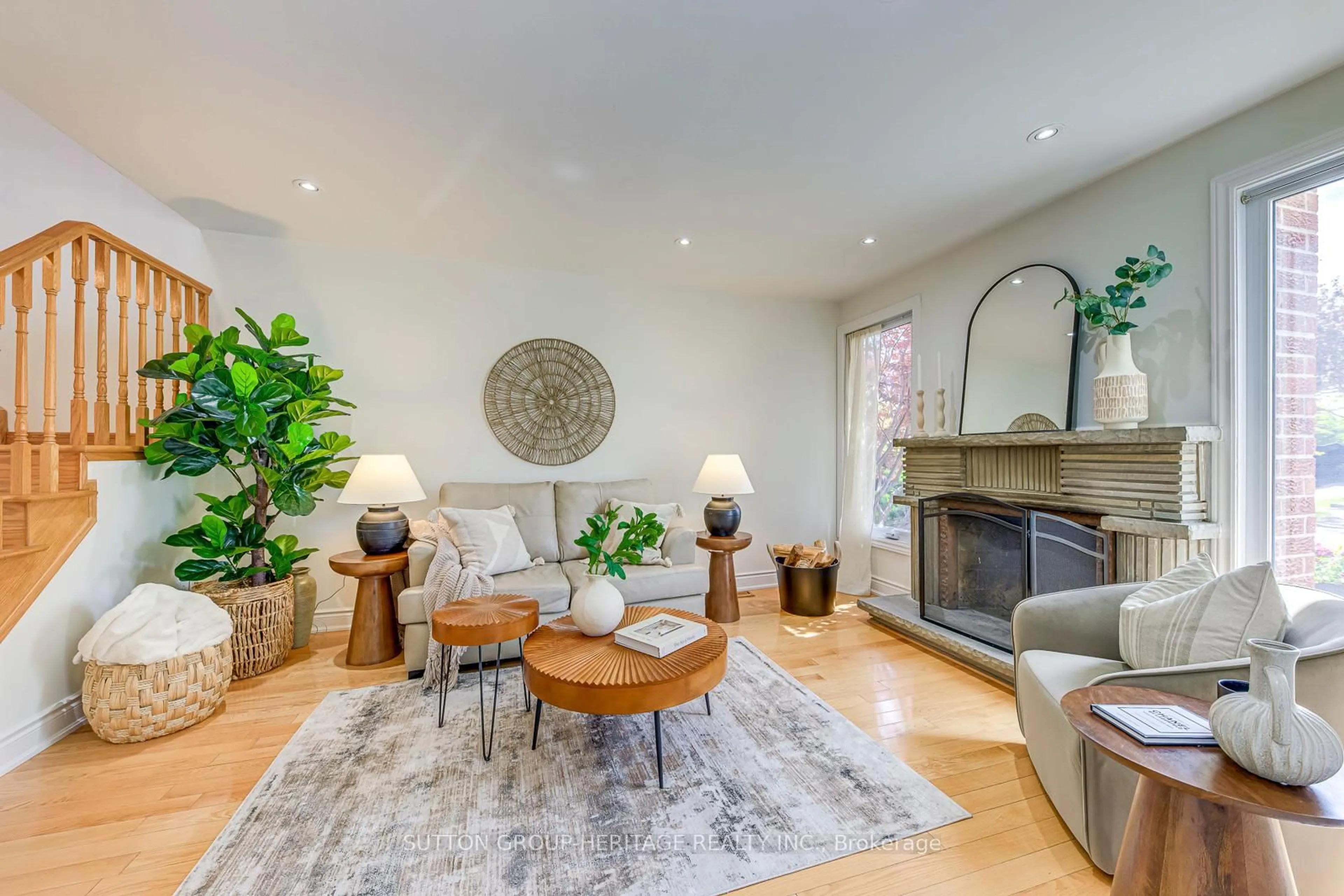 Living room with furniture, unknown for 3012 Salerno Cres, Mississauga Ontario L5N 1T6