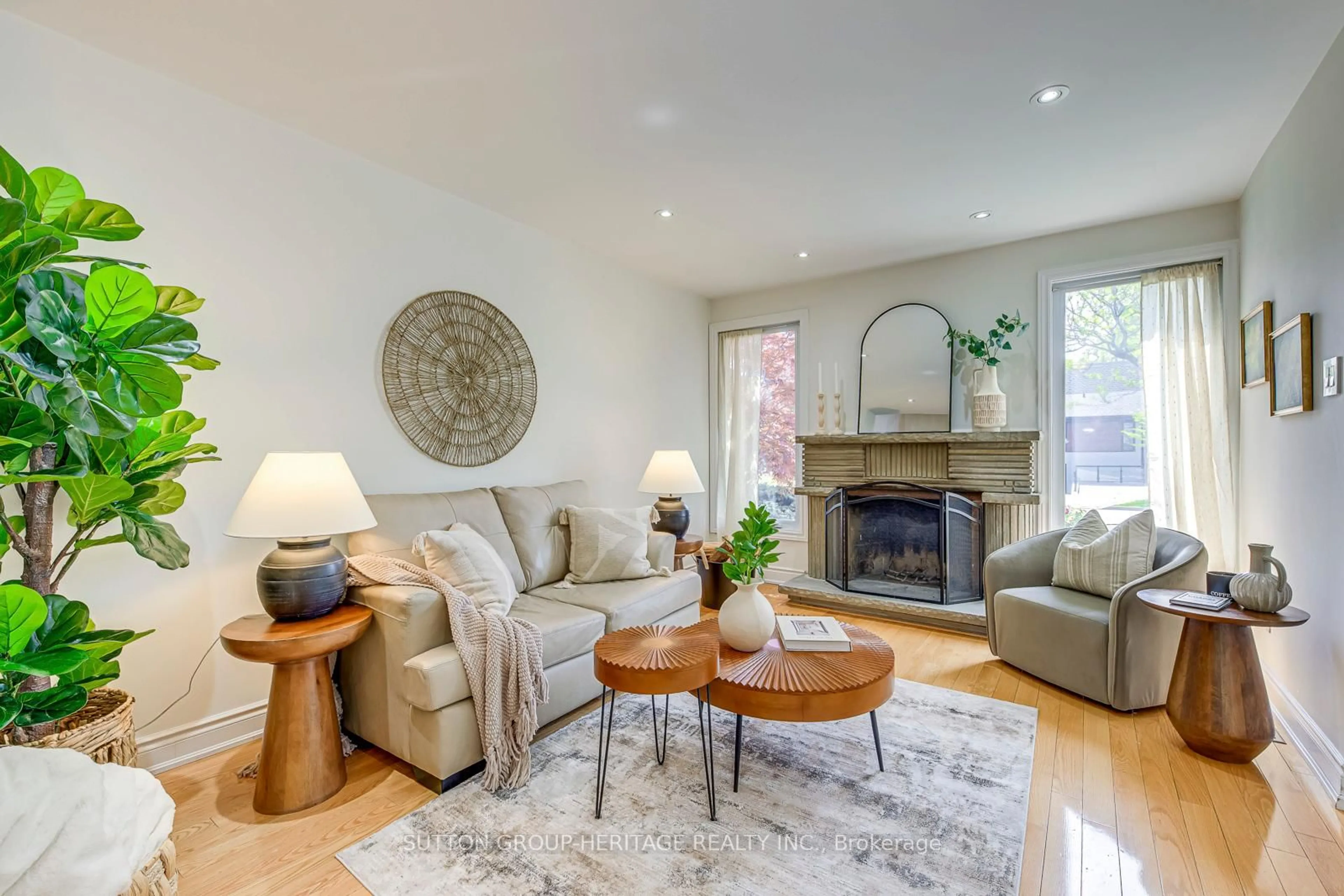 Living room with furniture, unknown for 3012 Salerno Cres, Mississauga Ontario L5N 1T6