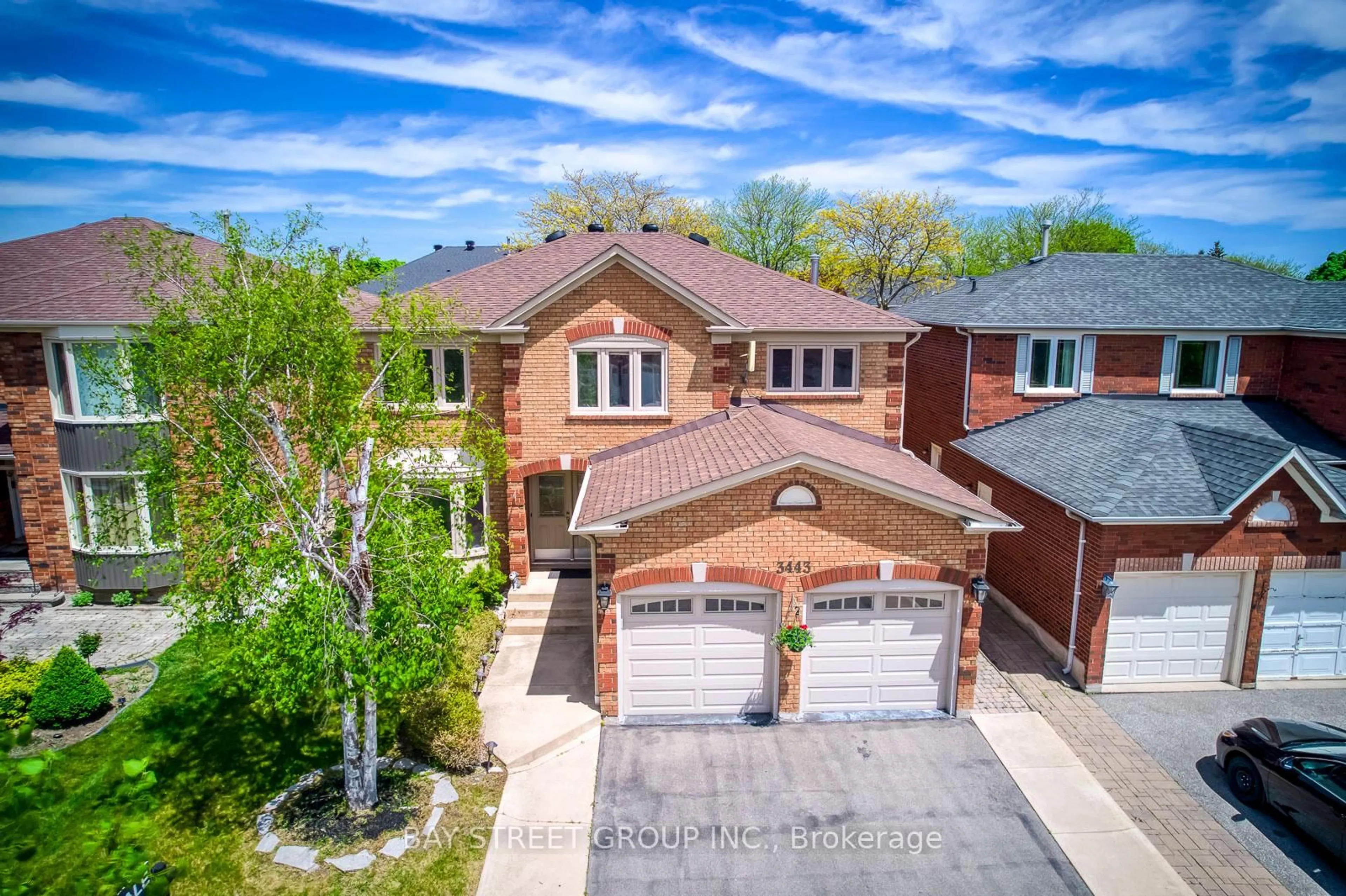 A pic from outside/outdoor area/front of a property/back of a property/a pic from drone, street for 3443 Clayton Rd, Mississauga Ontario L5L 4Z4