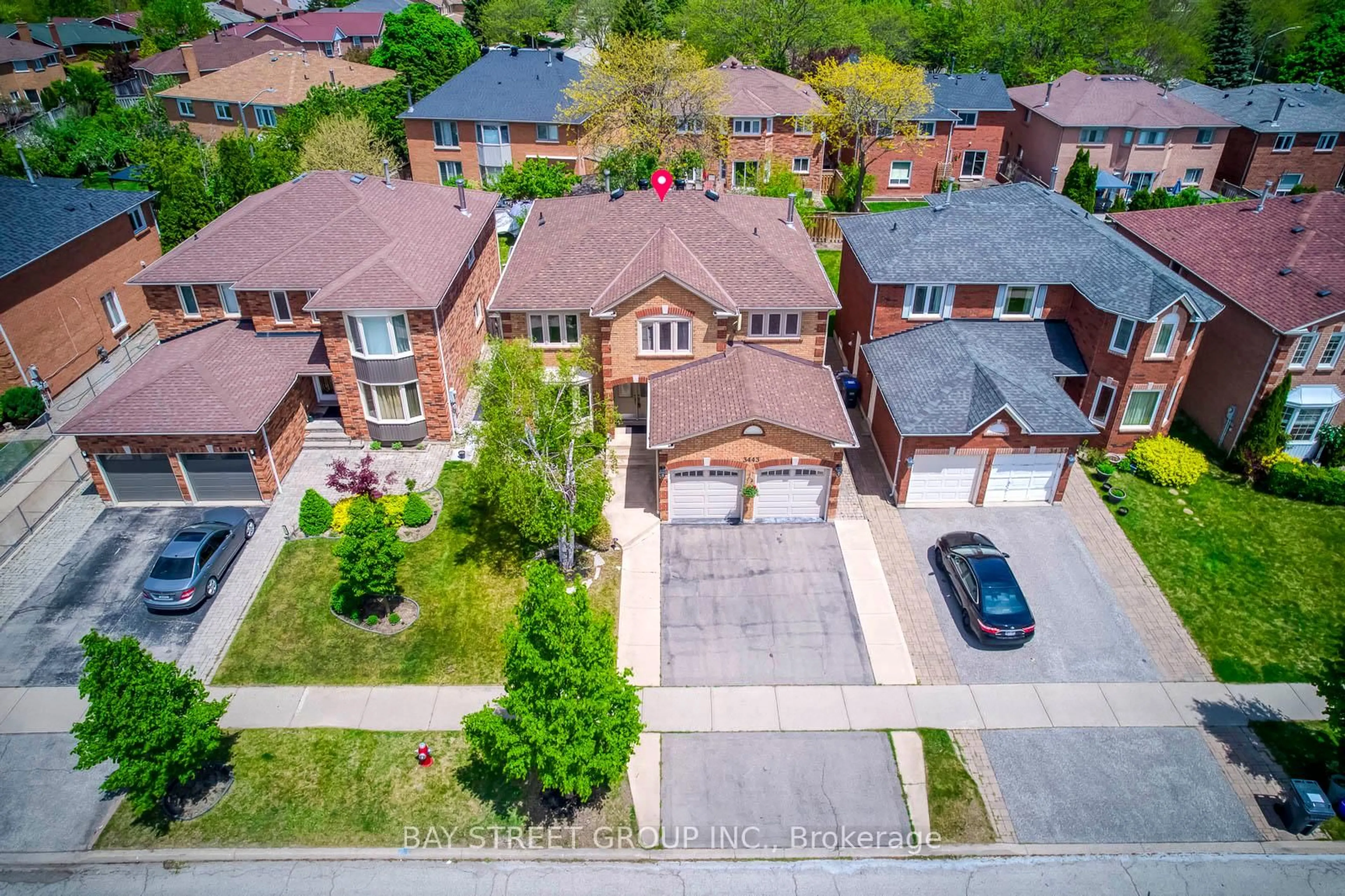 A pic from outside/outdoor area/front of a property/back of a property/a pic from drone, street for 3443 Clayton Rd, Mississauga Ontario L5L 4Z4