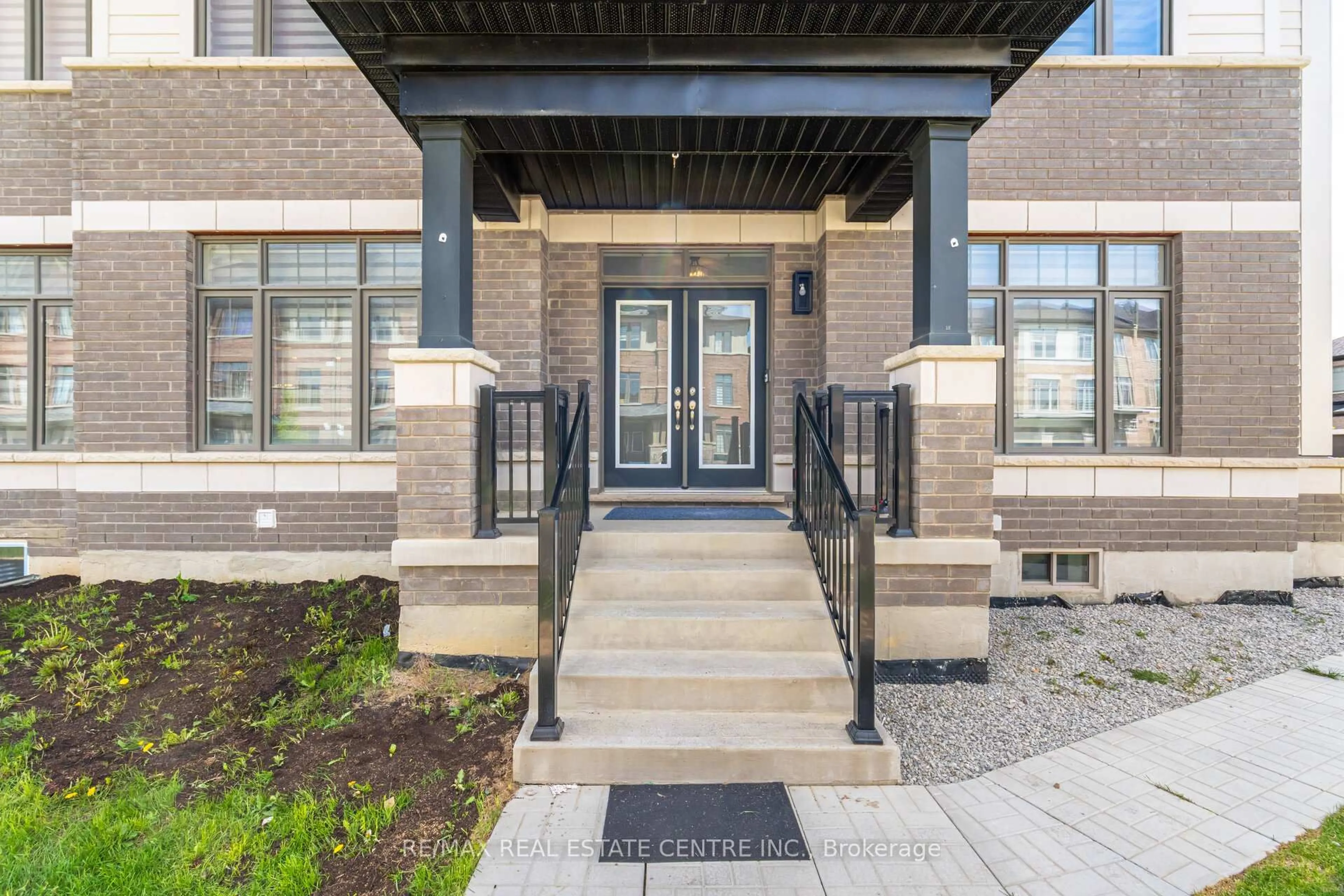 Indoor entryway for 61 Spinland St, Caledon Ontario L7C 4K5