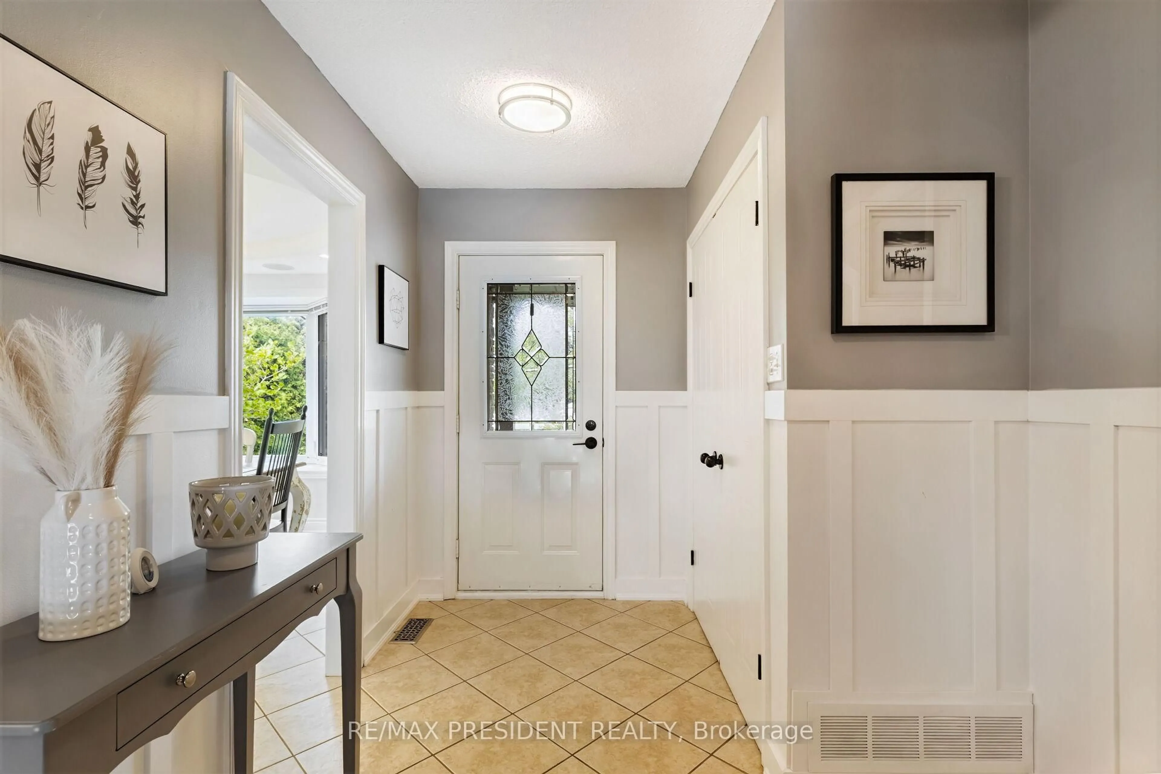Indoor entryway for 1684 Vaughan Dr, Caledon Ontario L7K 1C5