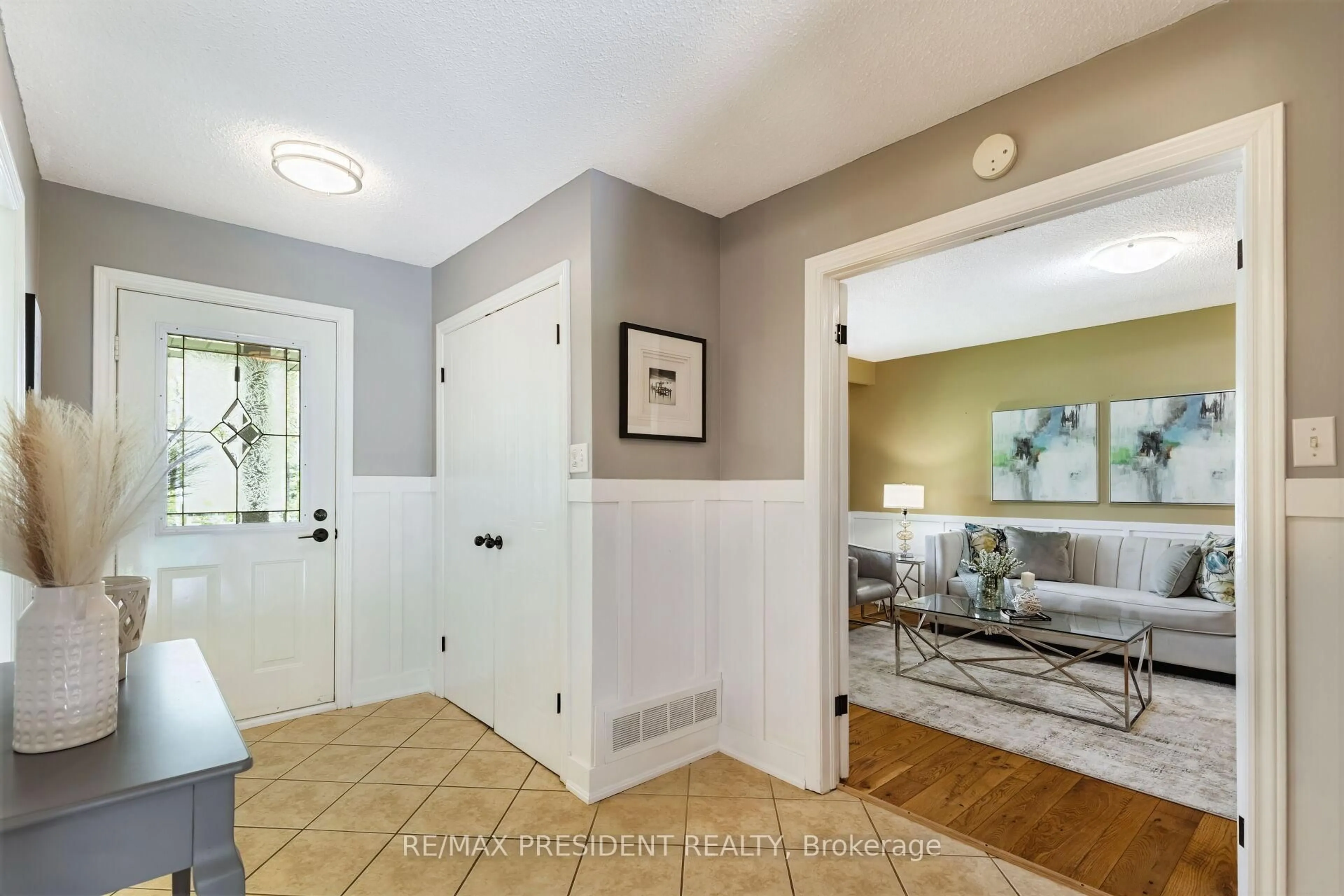 Indoor entryway for 1684 Vaughan Dr, Caledon Ontario L7K 1C5