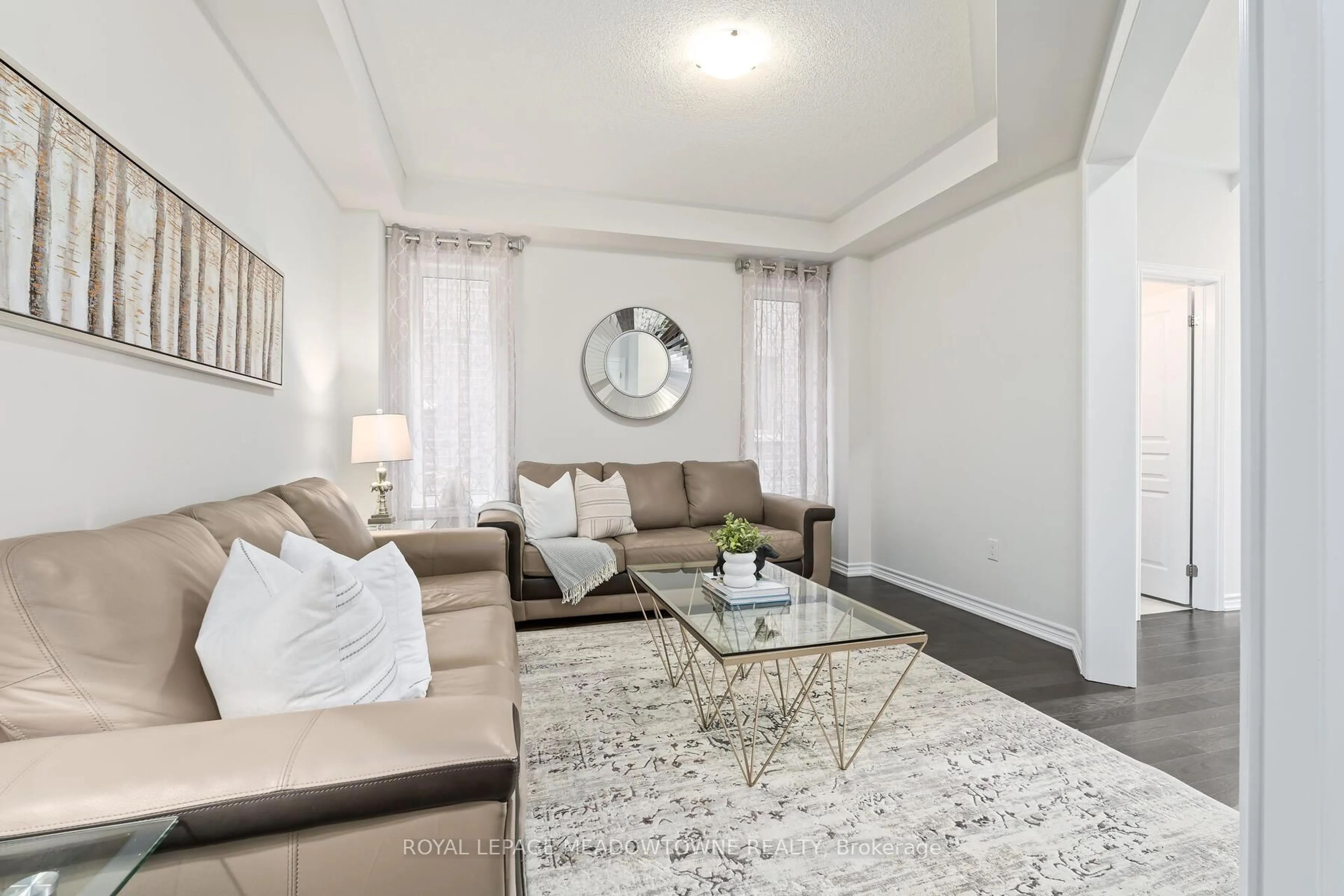 Living room with furniture, unknown for 121 Upper Canada Crt, Halton Hills Ontario L7G 0L3
