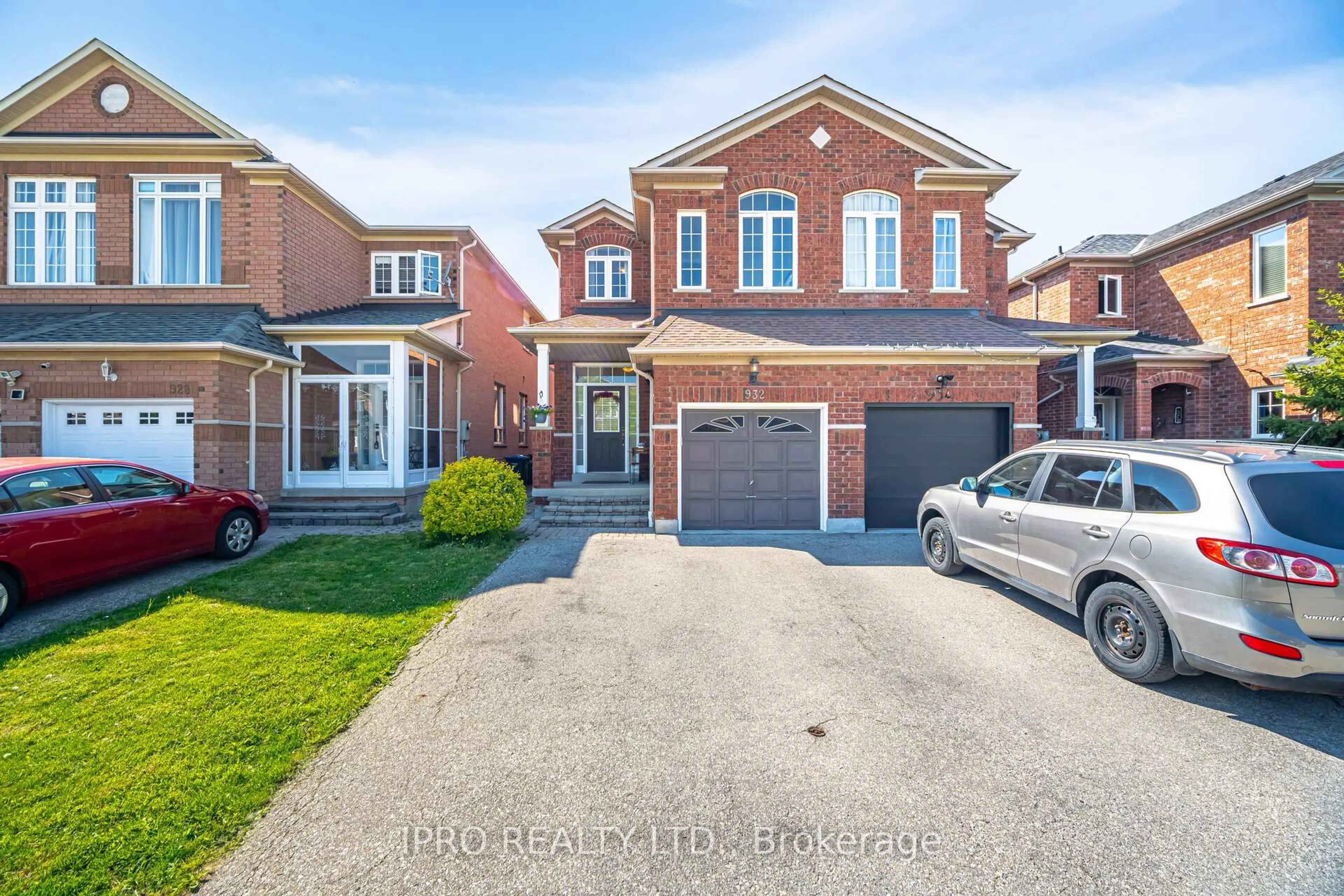 Home with brick exterior material, street for 932 Ledbury Cres, Mississauga Ontario L5V 2R3
