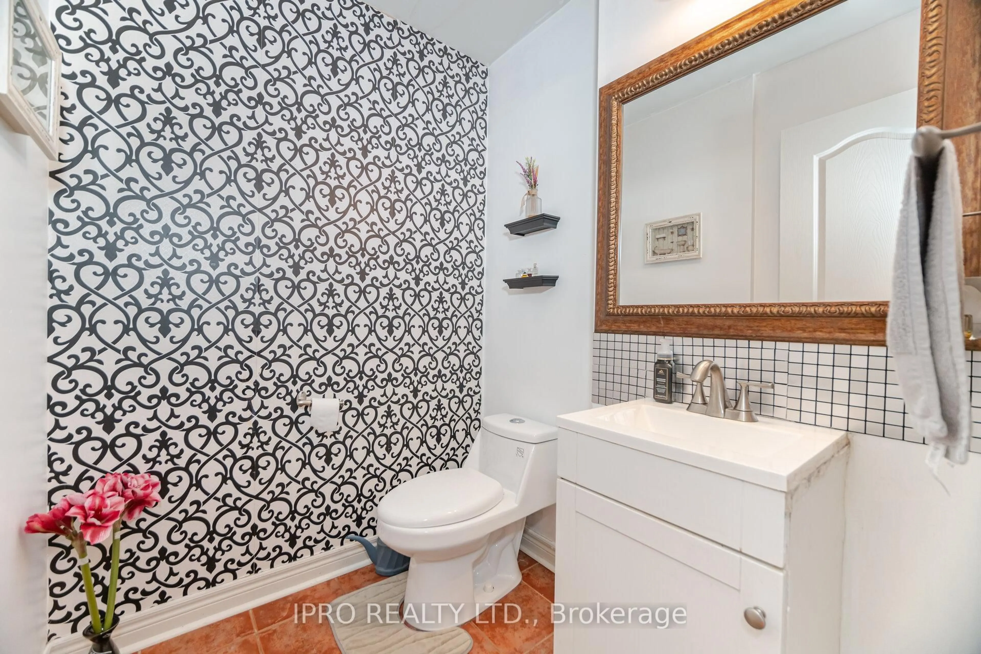 Standard bathroom, ceramic/tile floor for 932 Ledbury Cres, Mississauga Ontario L5V 2R3