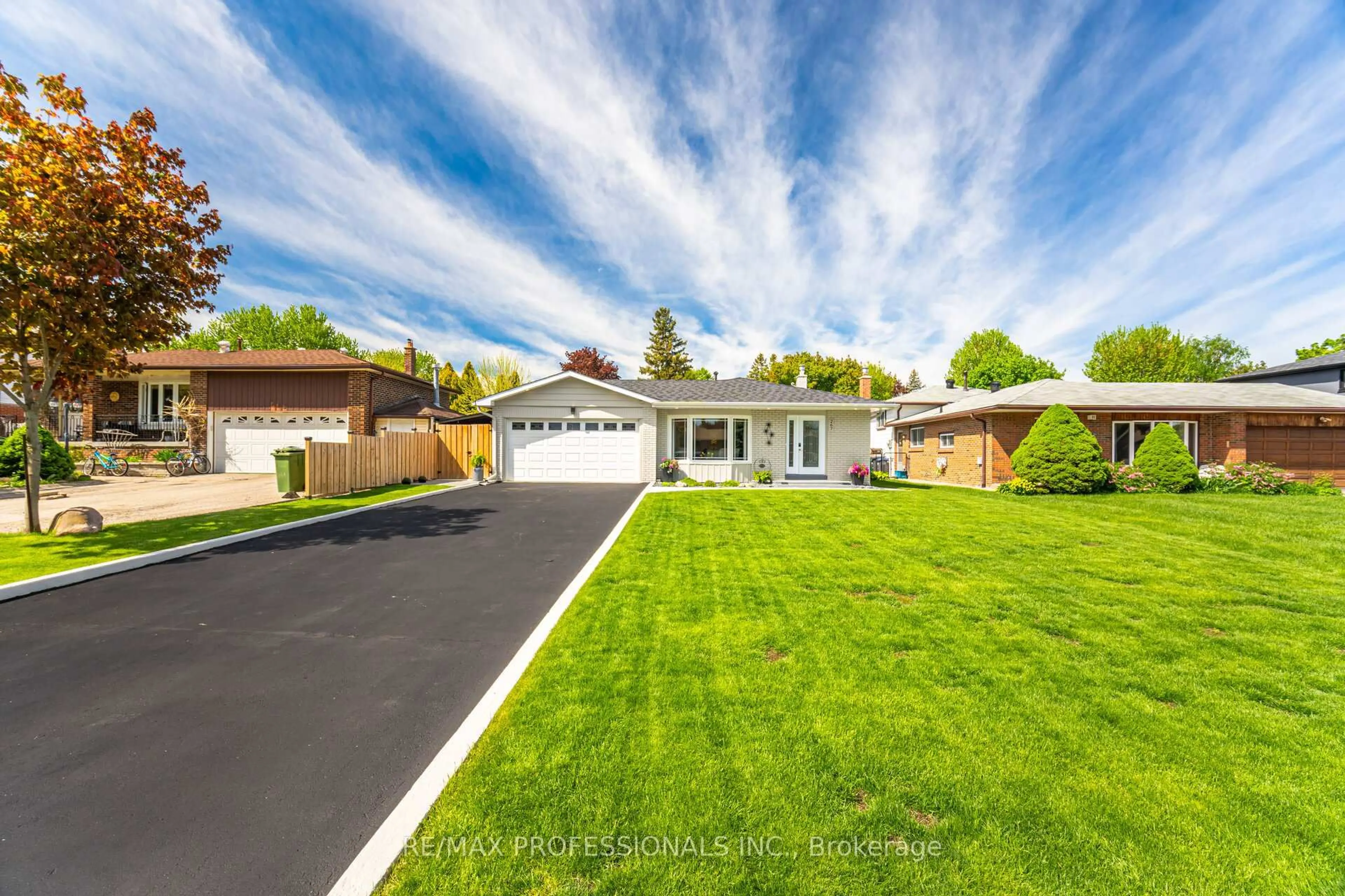 A pic from outside/outdoor area/front of a property/back of a property/a pic from drone, street for 267 Bell Air Dr, Caledon Ontario L7E 2A2