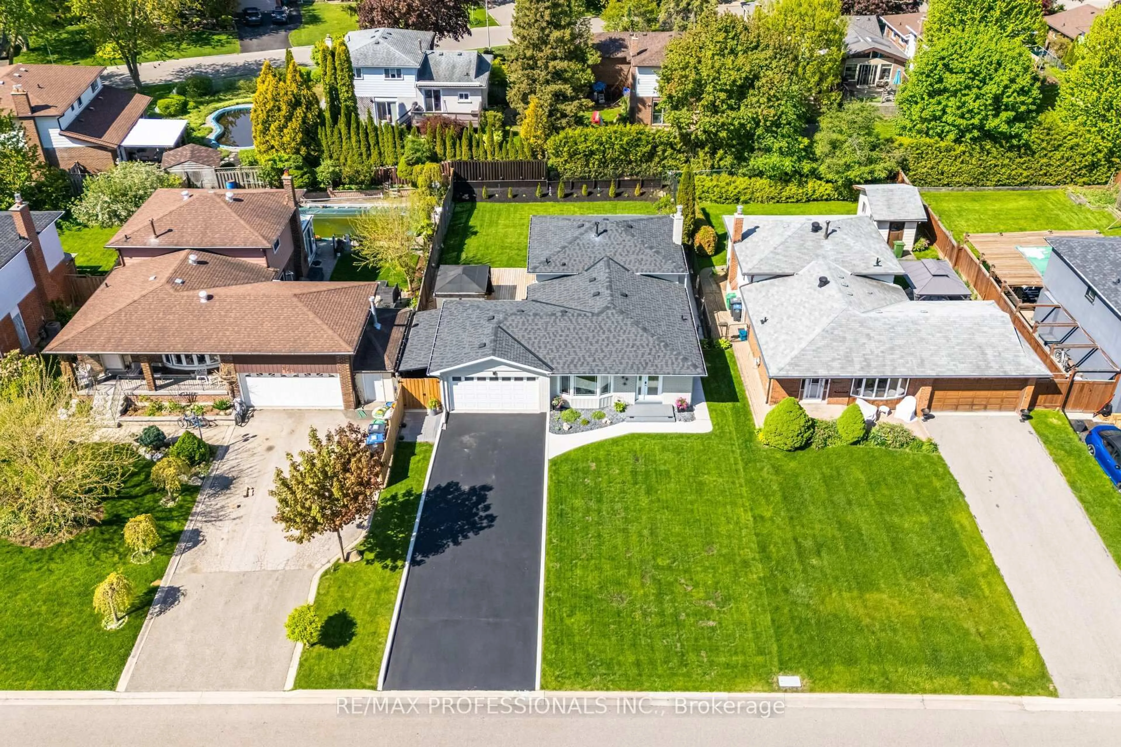 A pic from outside/outdoor area/front of a property/back of a property/a pic from drone, street for 267 Bell Air Dr, Caledon Ontario L7E 2A2