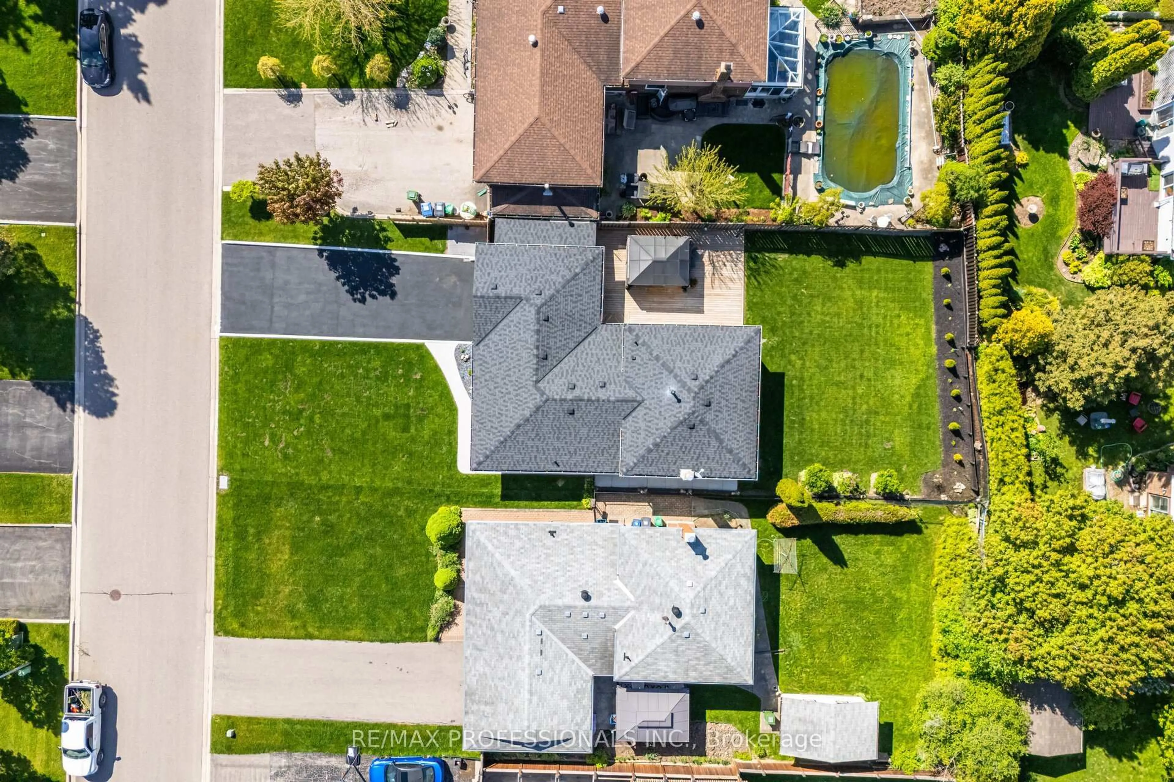 A pic from outside/outdoor area/front of a property/back of a property/a pic from drone, street for 267 Bell Air Dr, Caledon Ontario L7E 2A2