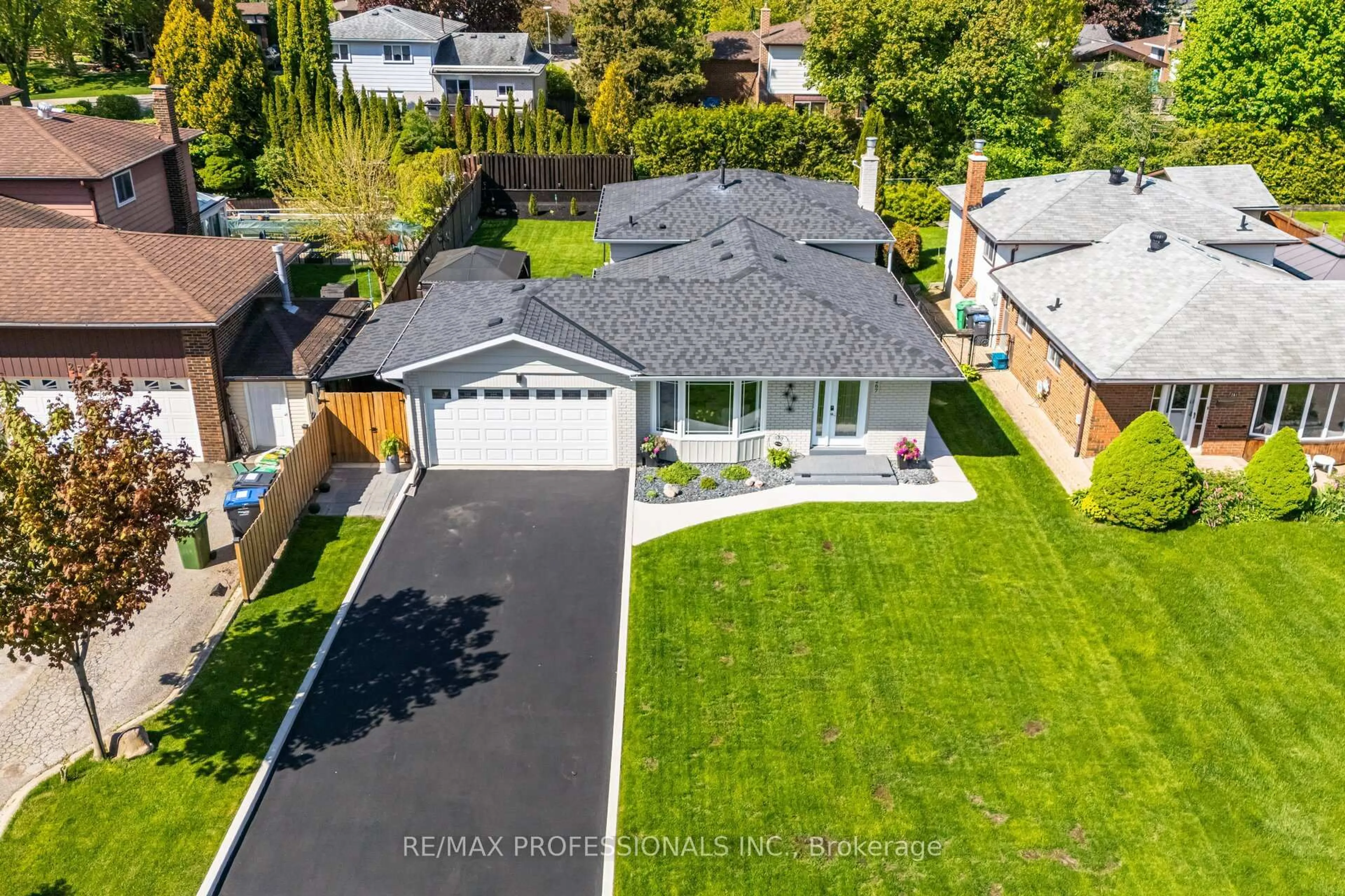 A pic from outside/outdoor area/front of a property/back of a property/a pic from drone, street for 267 Bell Air Dr, Caledon Ontario L7E 2A2