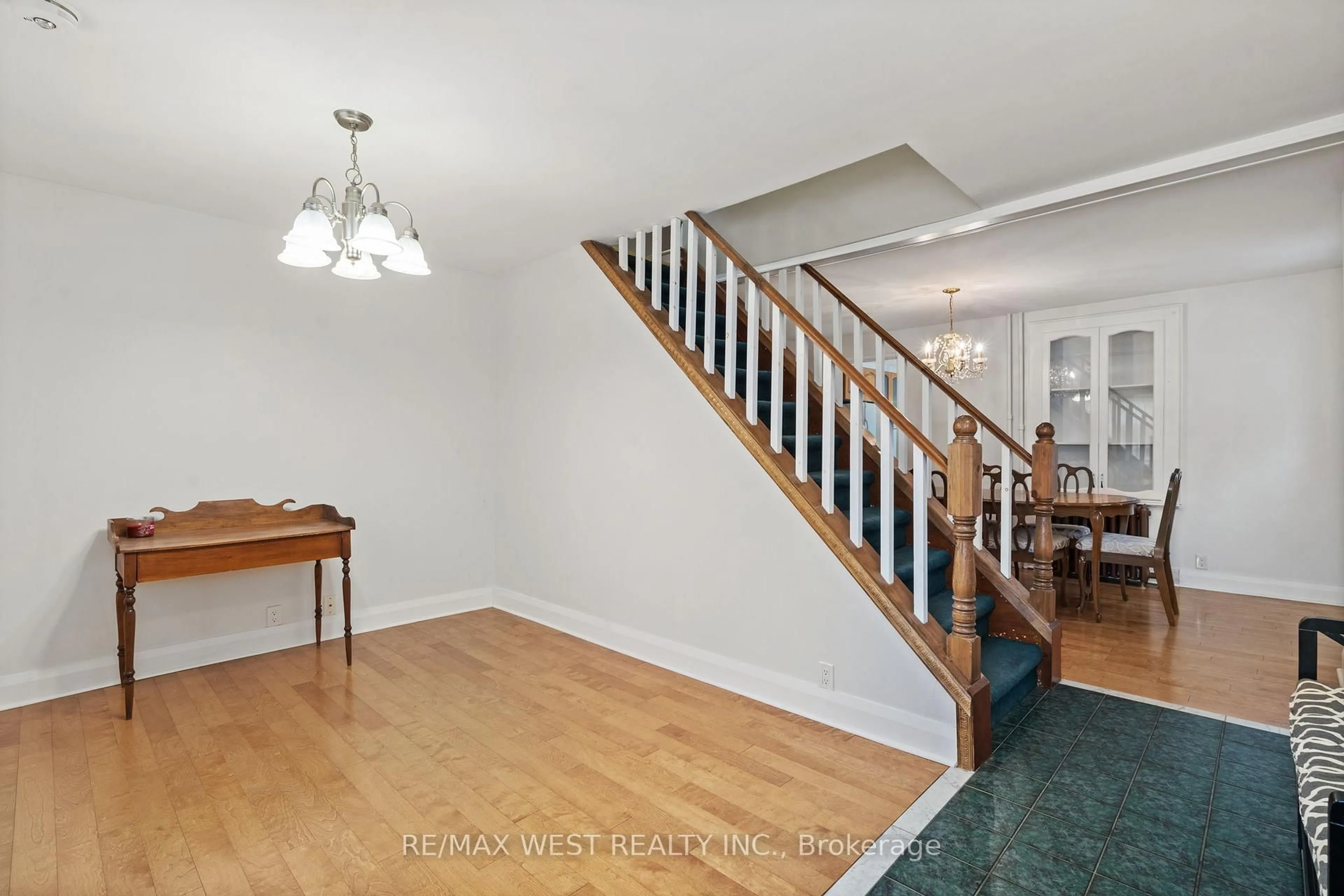 Indoor foyer for 102 Eileen Ave, Toronto Ontario M6N 1V4