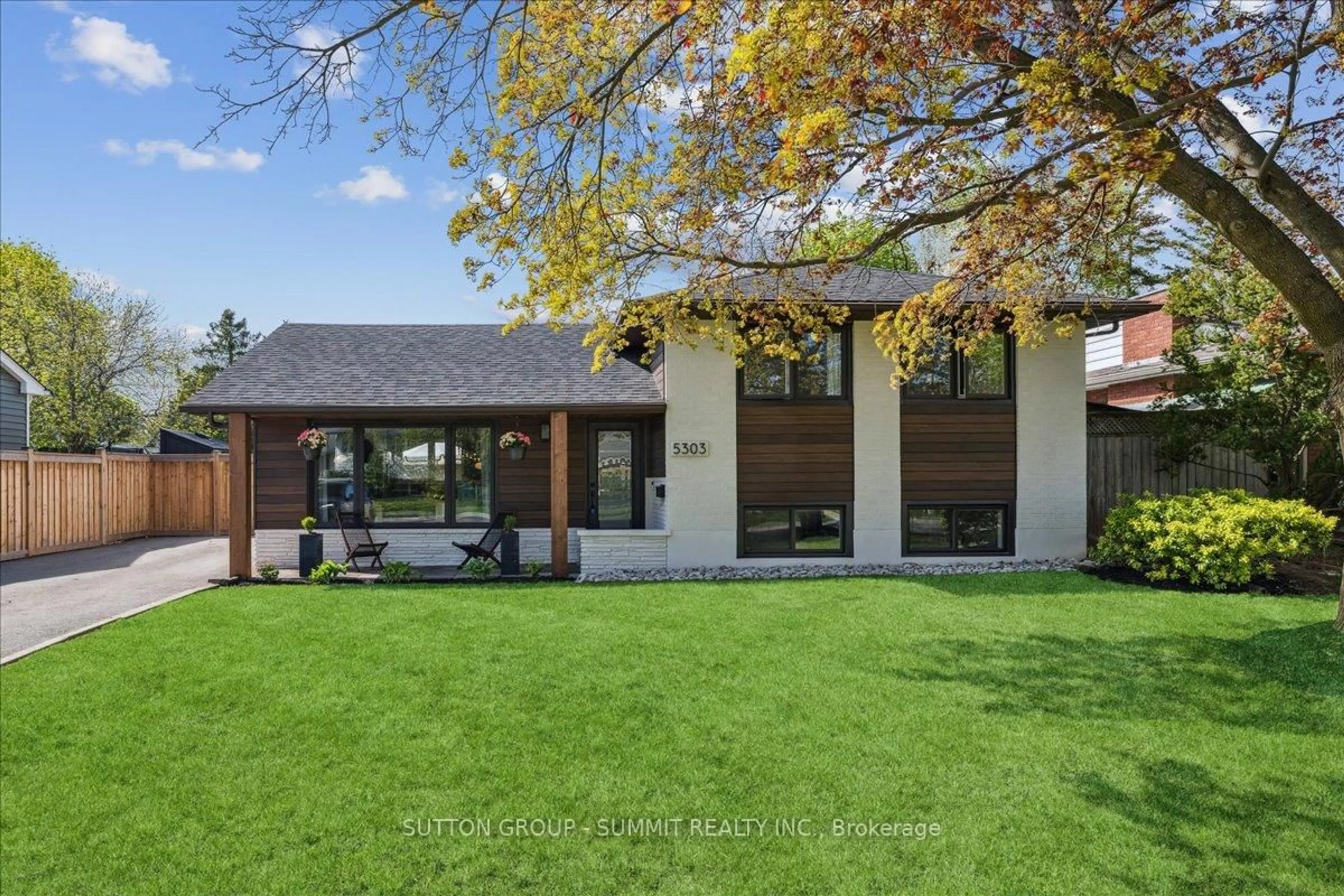 Home with brick exterior material, unknown for 5303 Spruce Ave, Burlington Ontario L7L 1N4