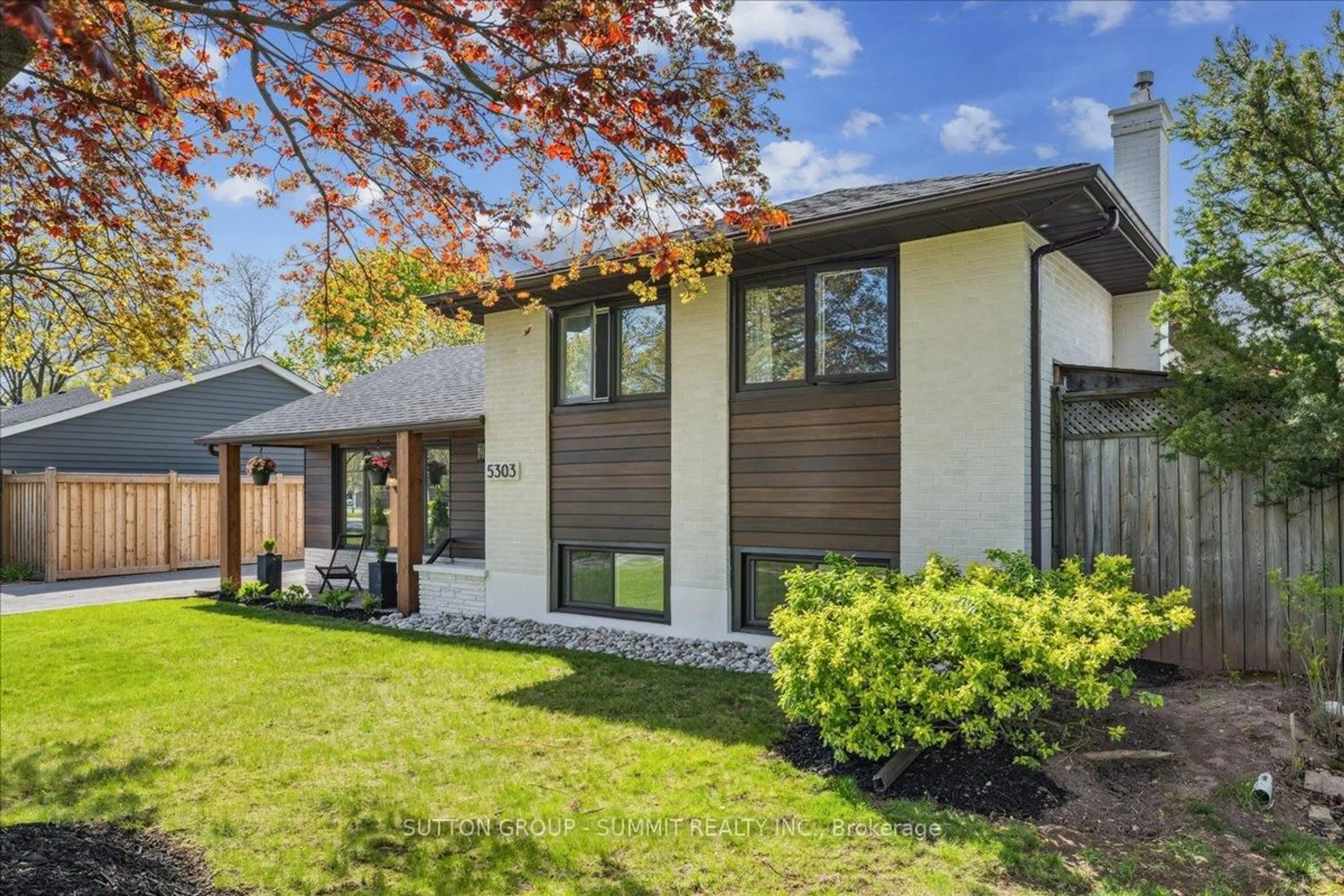 Home with vinyl exterior material, street for 5303 Spruce Ave, Burlington Ontario L7L 1N4