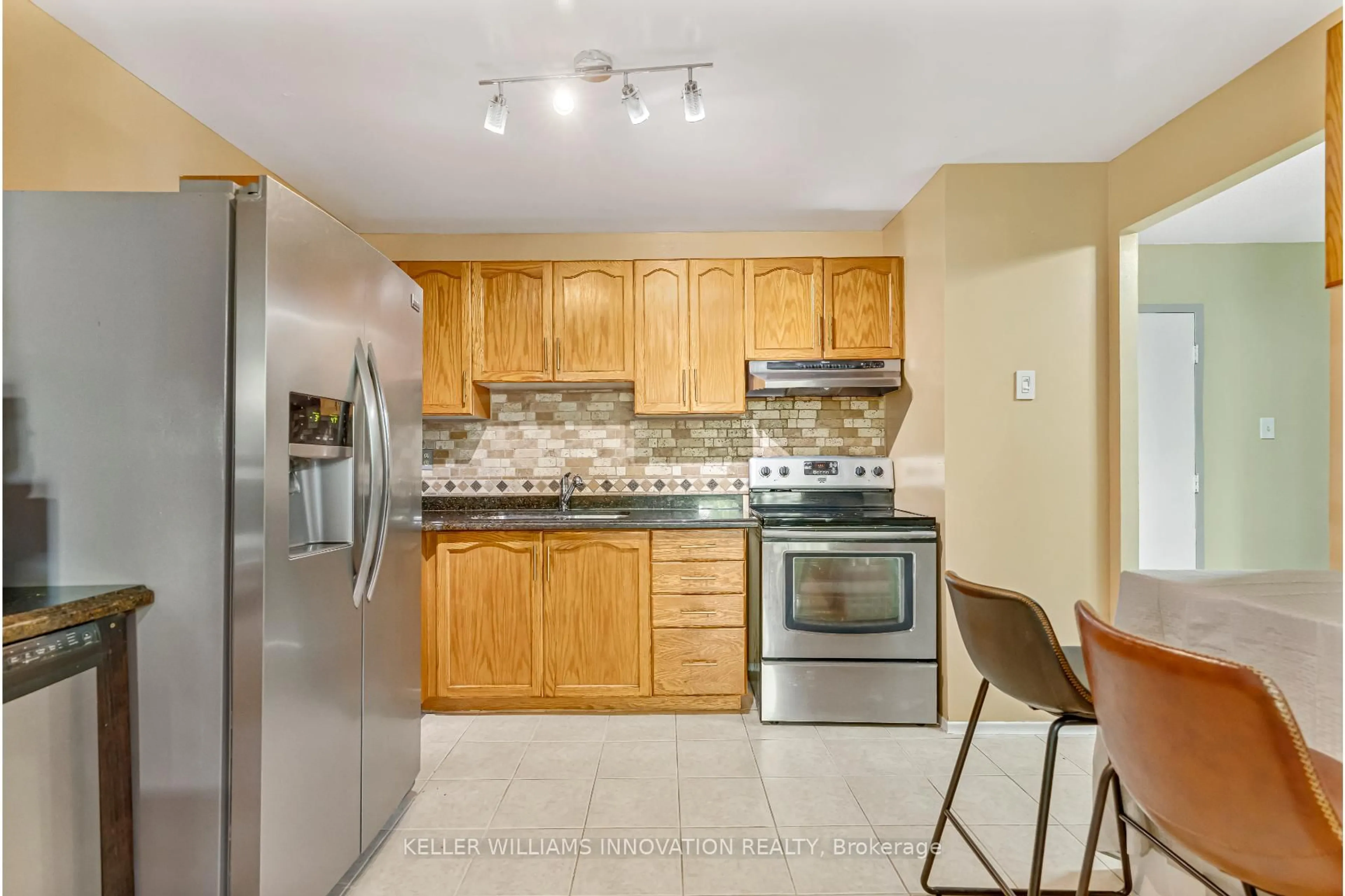 Standard kitchen, ceramic/tile floor for 1050 Falgarwood Dr #121, Oakville Ontario L6H 2P3