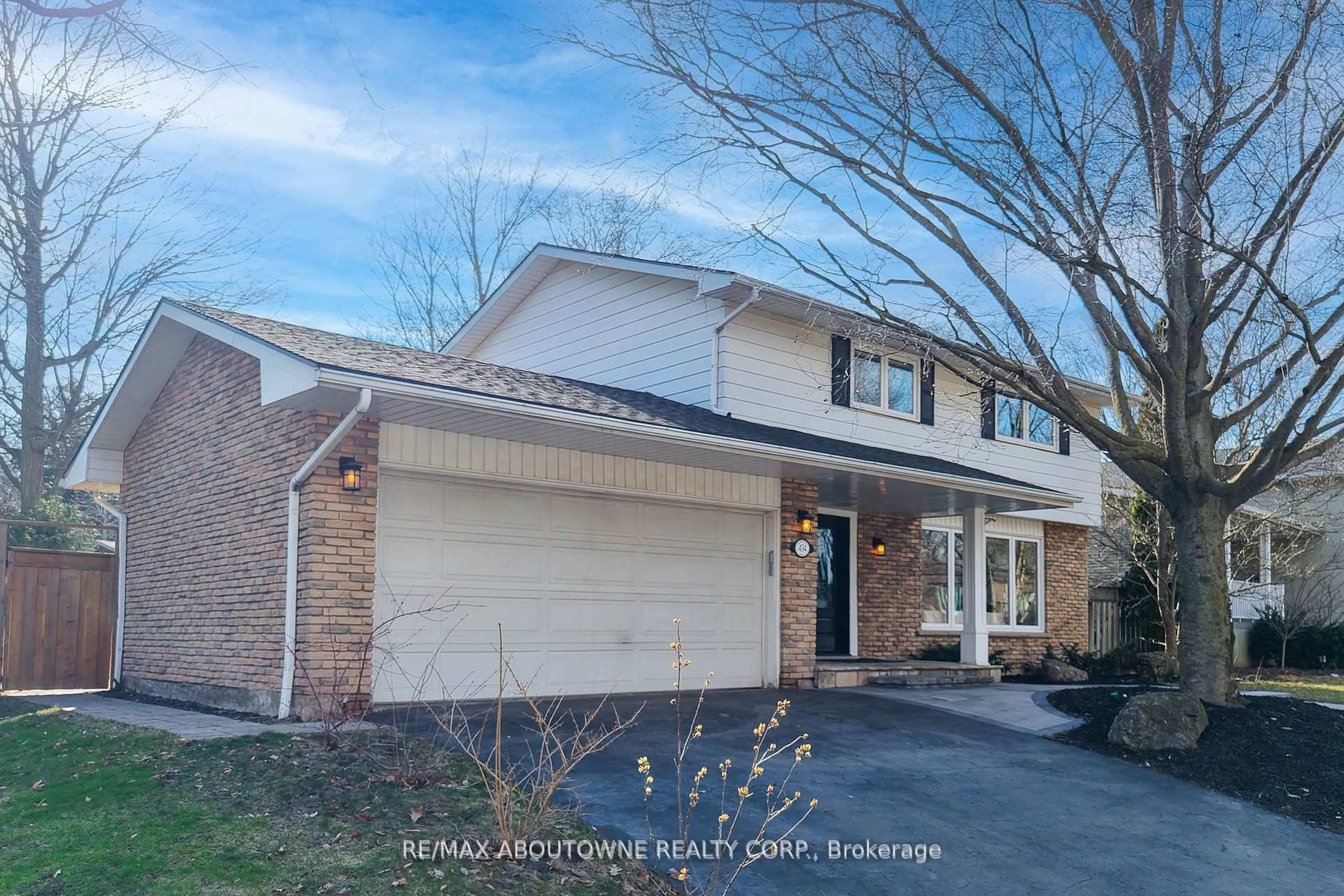 Home with brick exterior material, street for 434 BROOKMILL Rd, Oakville Ontario L6J 5K5