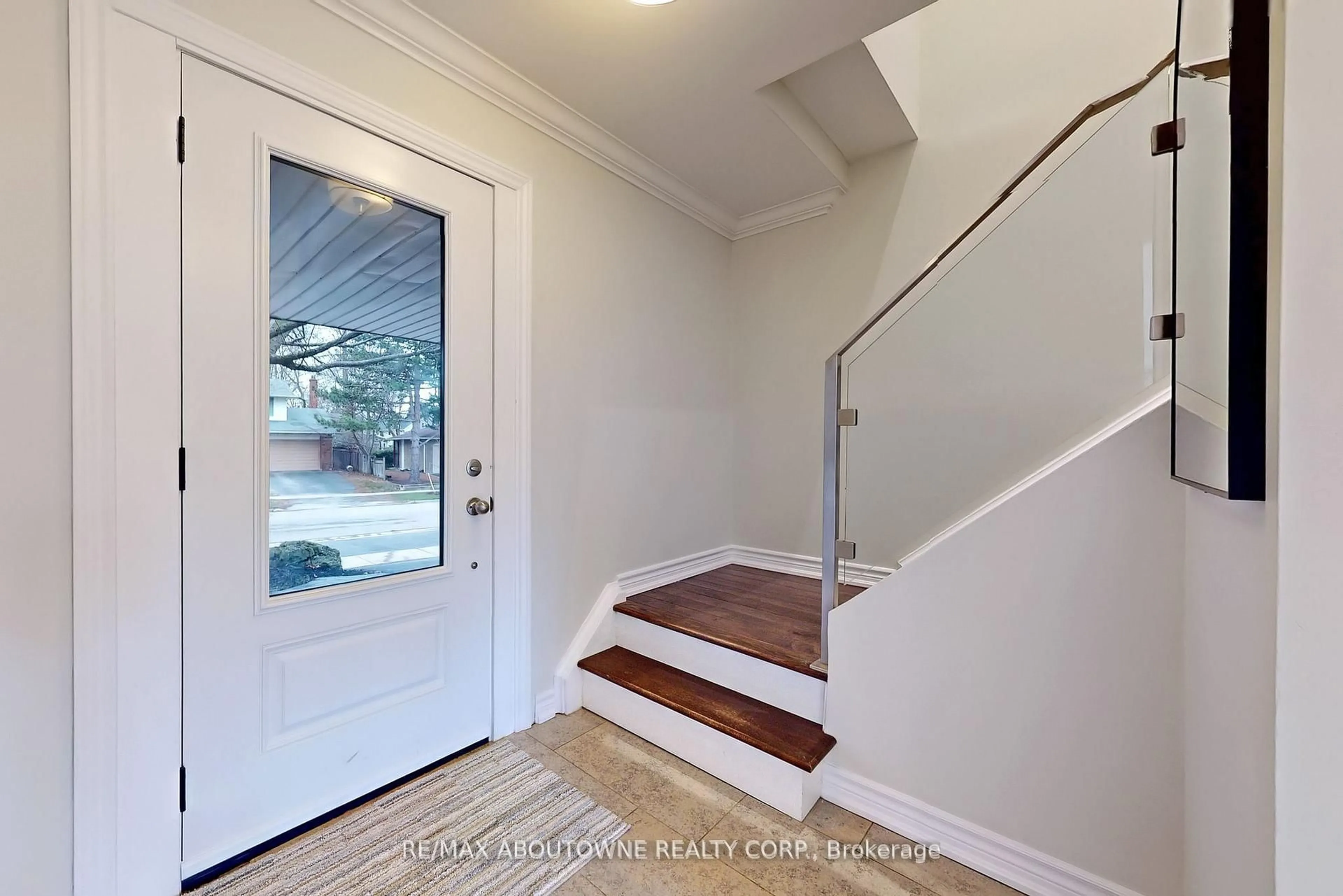 Indoor entryway for 434 BROOKMILL Rd, Oakville Ontario L6J 5K5