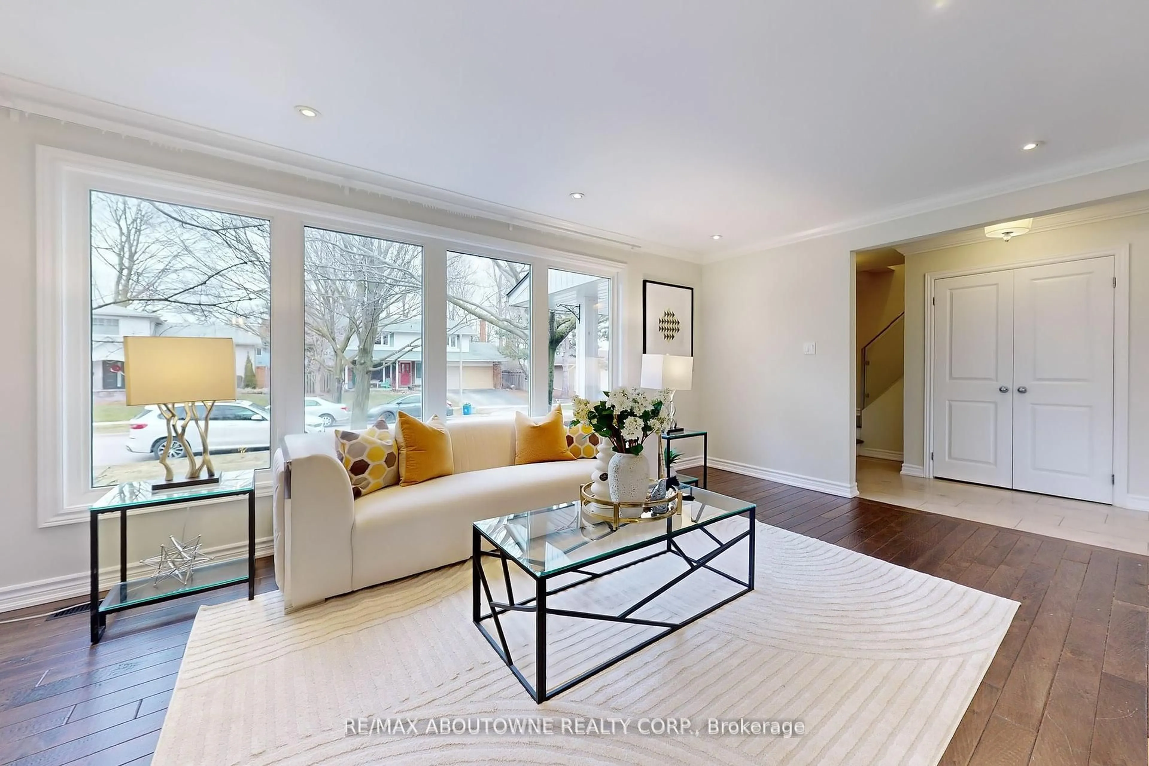 Living room with furniture, wood/laminate floor for 434 BROOKMILL Rd, Oakville Ontario L6J 5K5