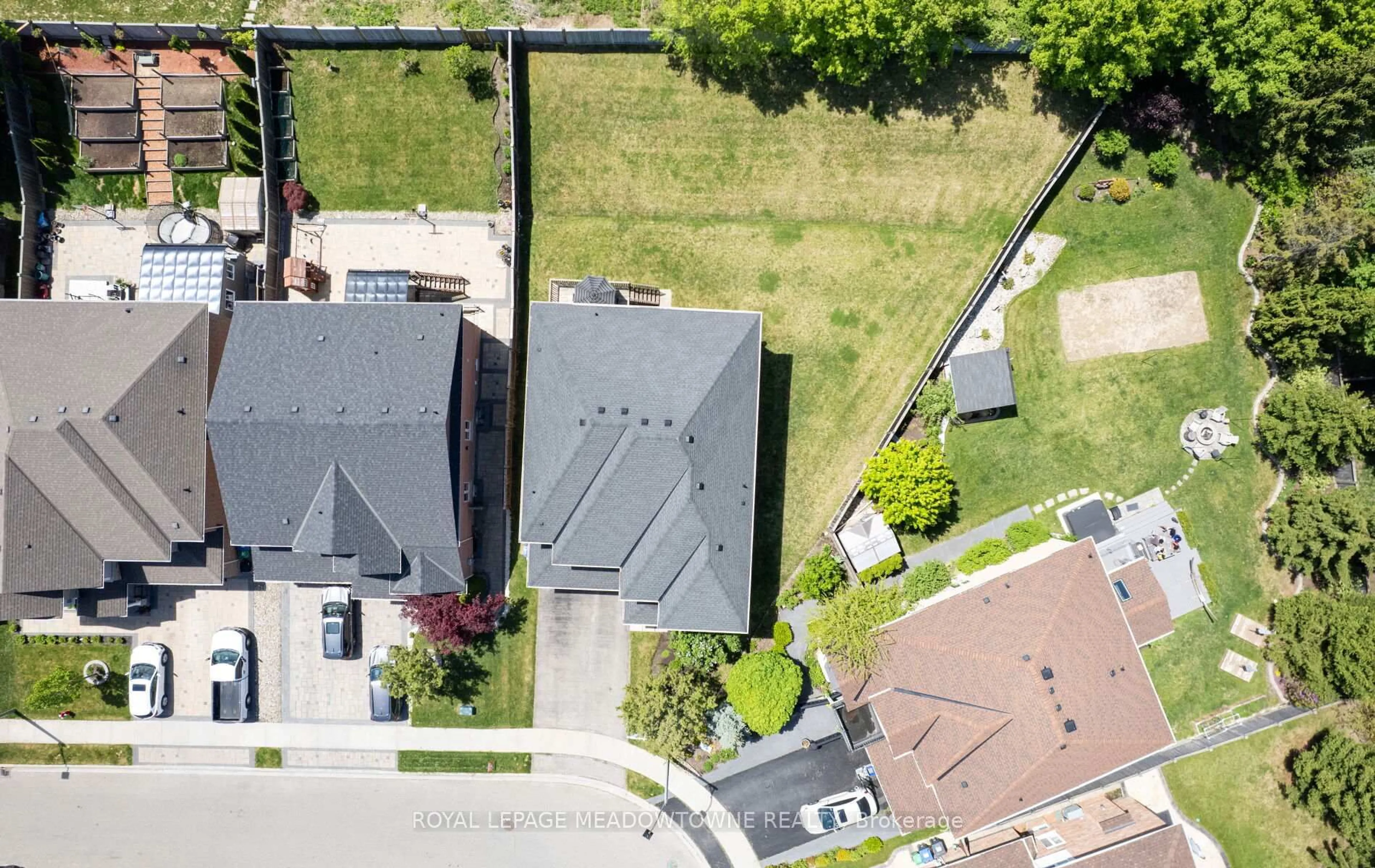 A pic from outside/outdoor area/front of a property/back of a property/a pic from drone, street for 6 Xavier Crt, Brampton Ontario L6Y 5S1